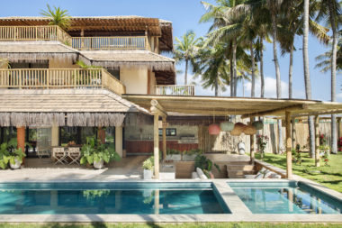 na foto fachada de casa de praia com piscina e deck