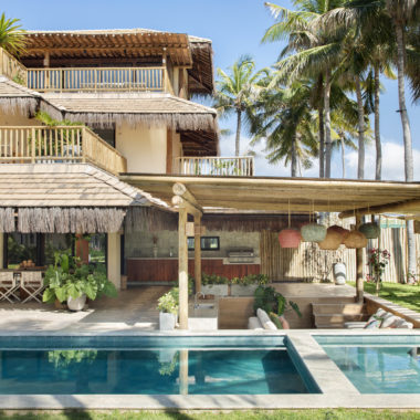 na foto fachada de casa de praia com piscina e deck