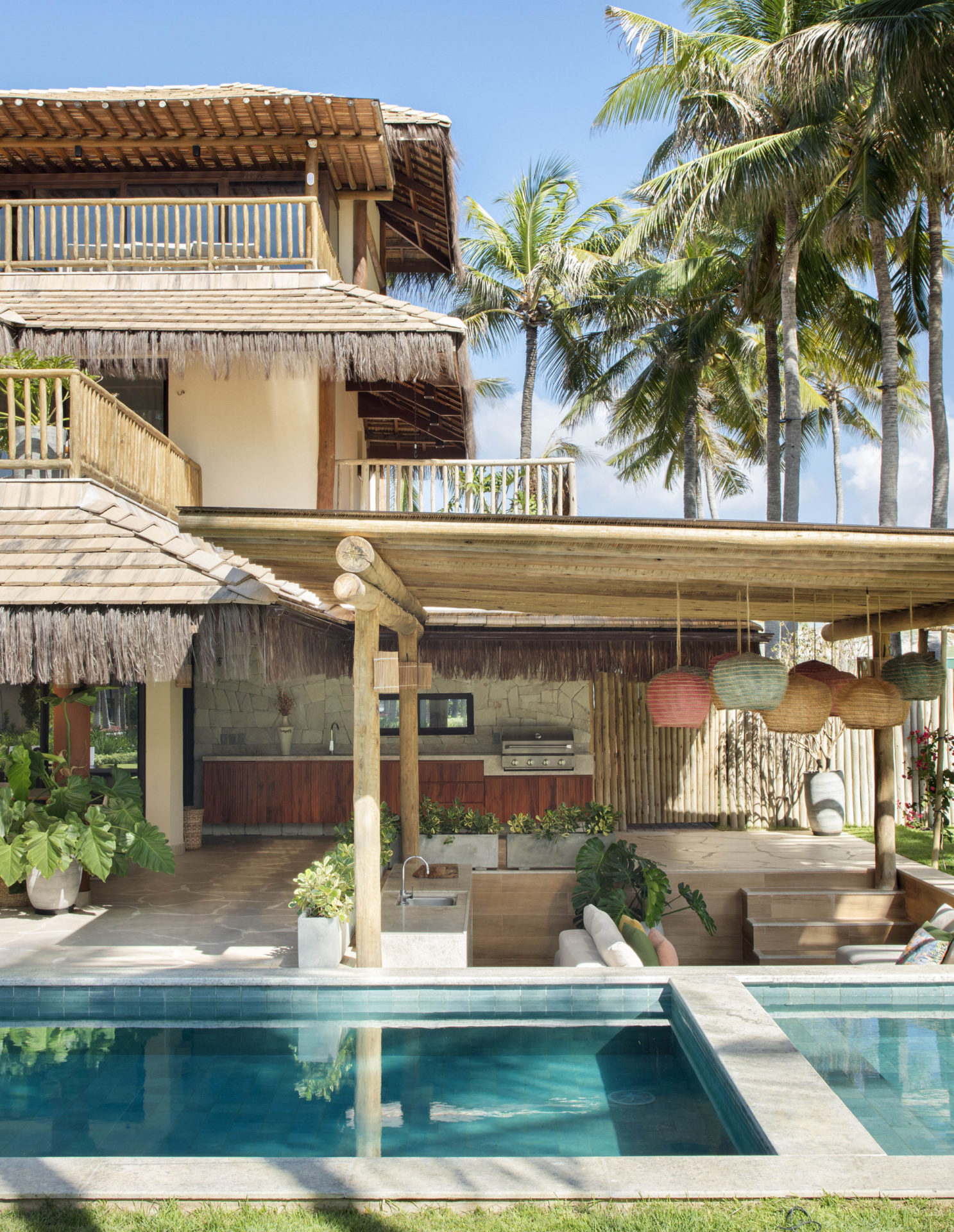 fachada de casa de praia rústica com piscina