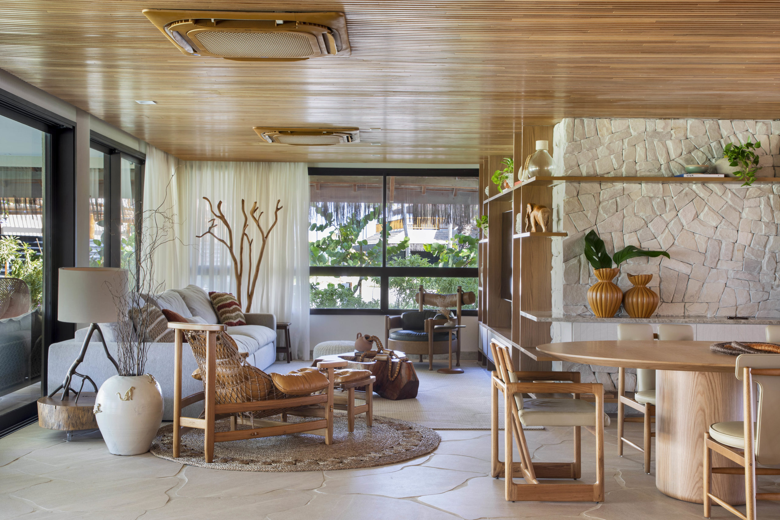 na foto sala de estar e TV com piso em porcelanato tipo cacão com formas orgânicas irregulares