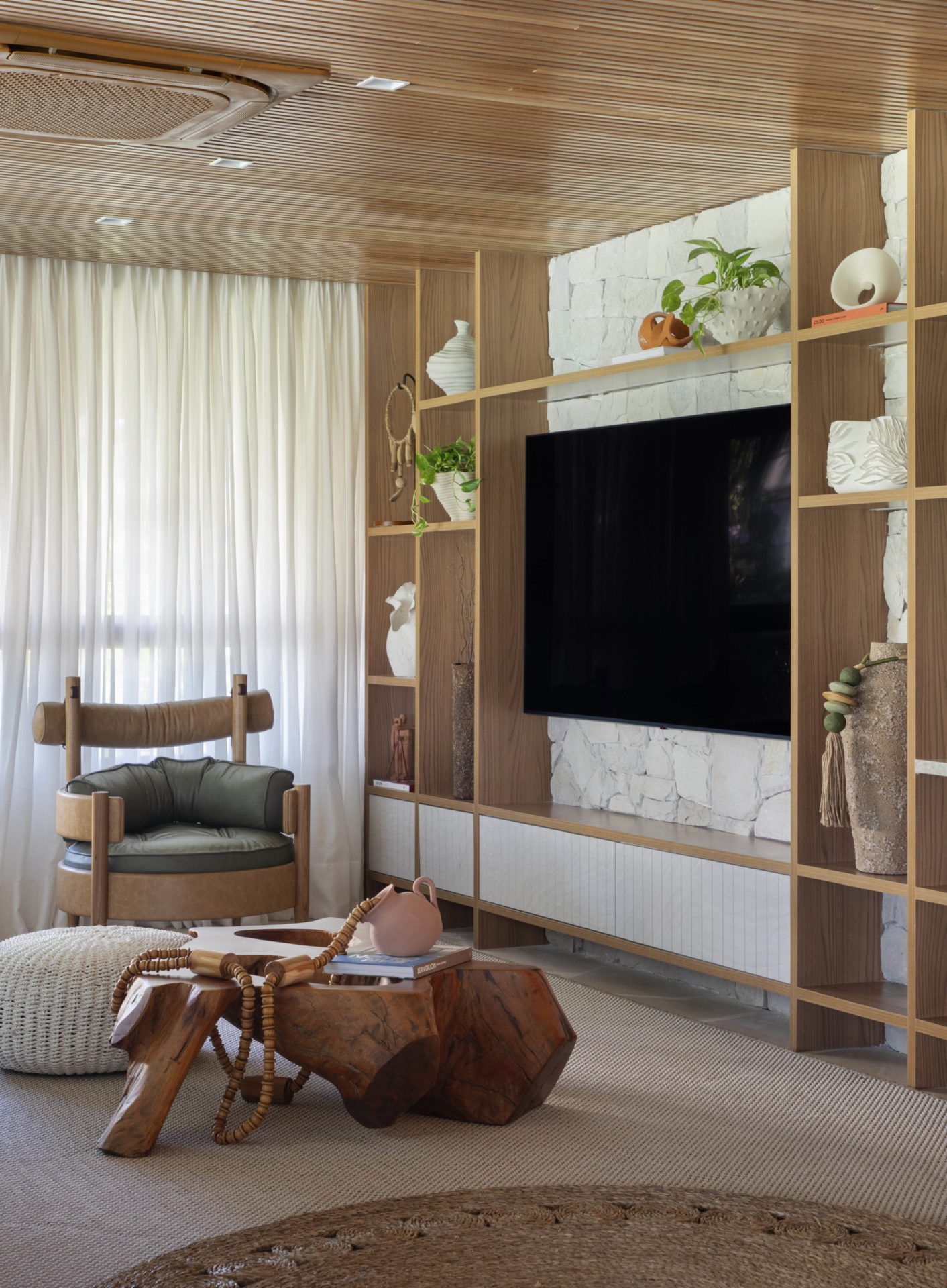 na foto sala de TV com poltrona Vivi, de Sergio Rodrigues