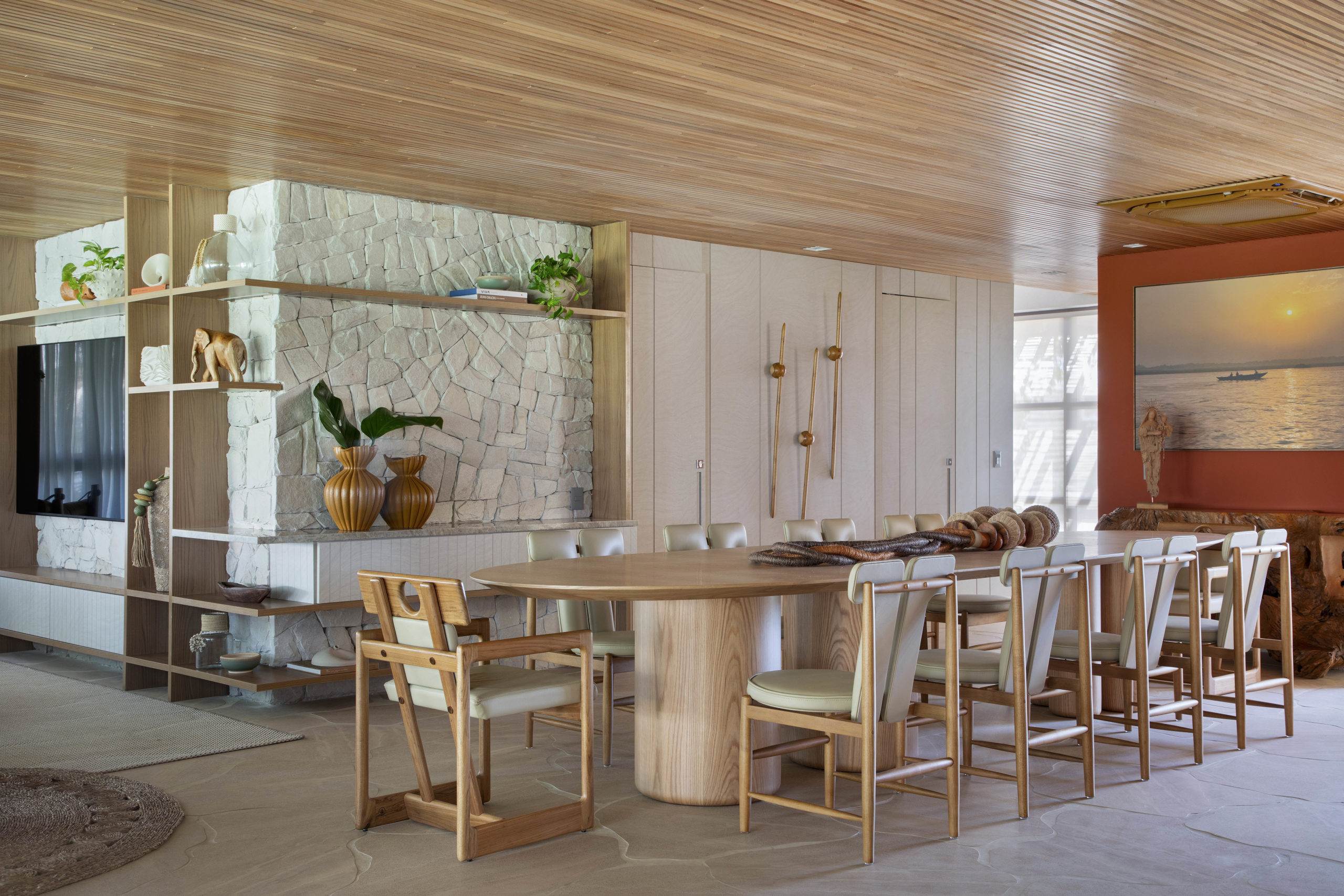 na foto sala de jantar com na sala de jantar com mesa de jantar e cadeiras Faces, de Zanine de Zanini