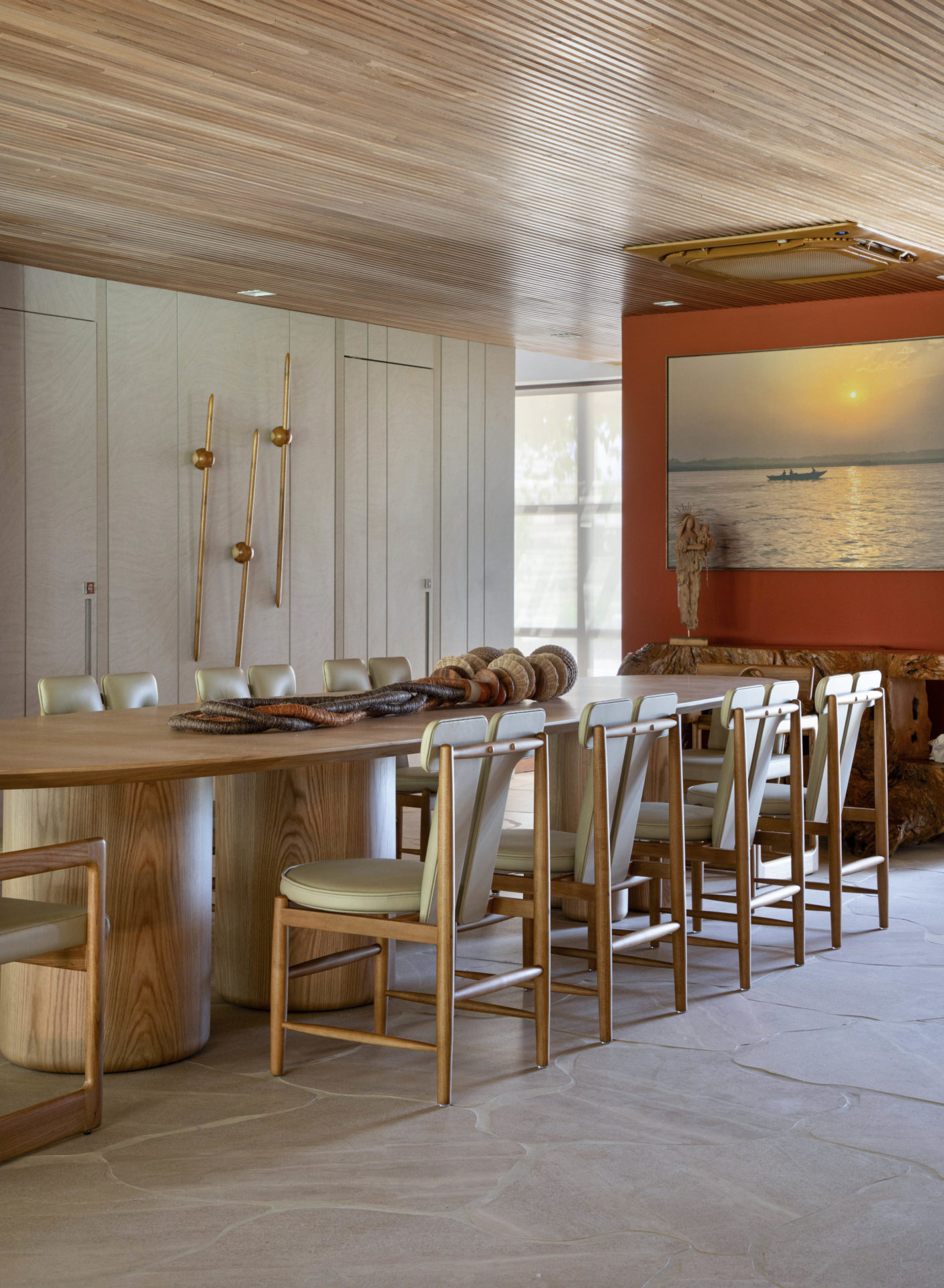 na foto sala de jantar com quadro na parede em cor terracota