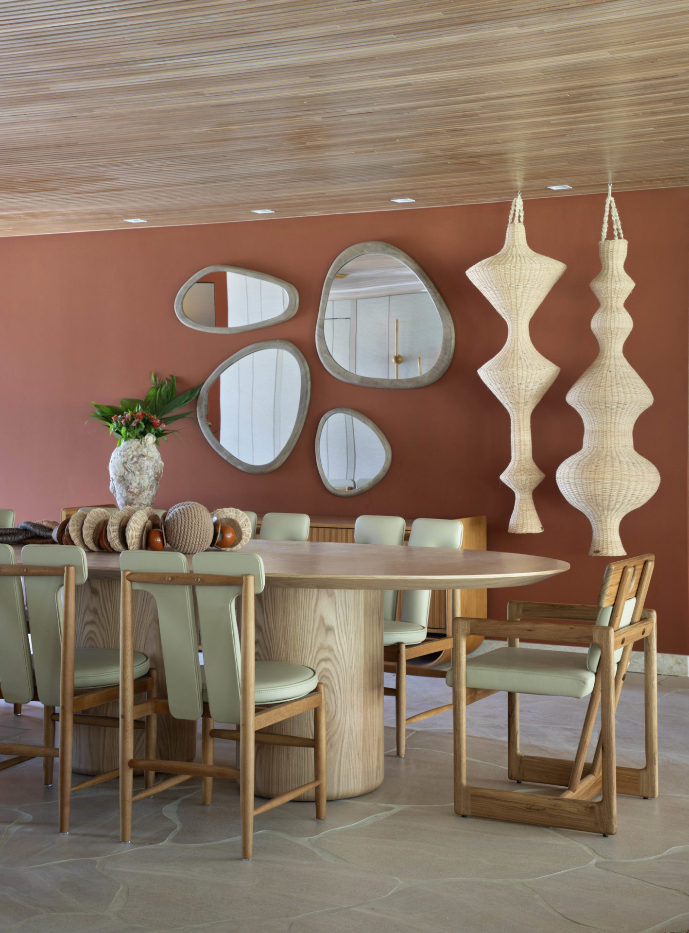 na foto sala de jantar com parede terracota de casa de praia