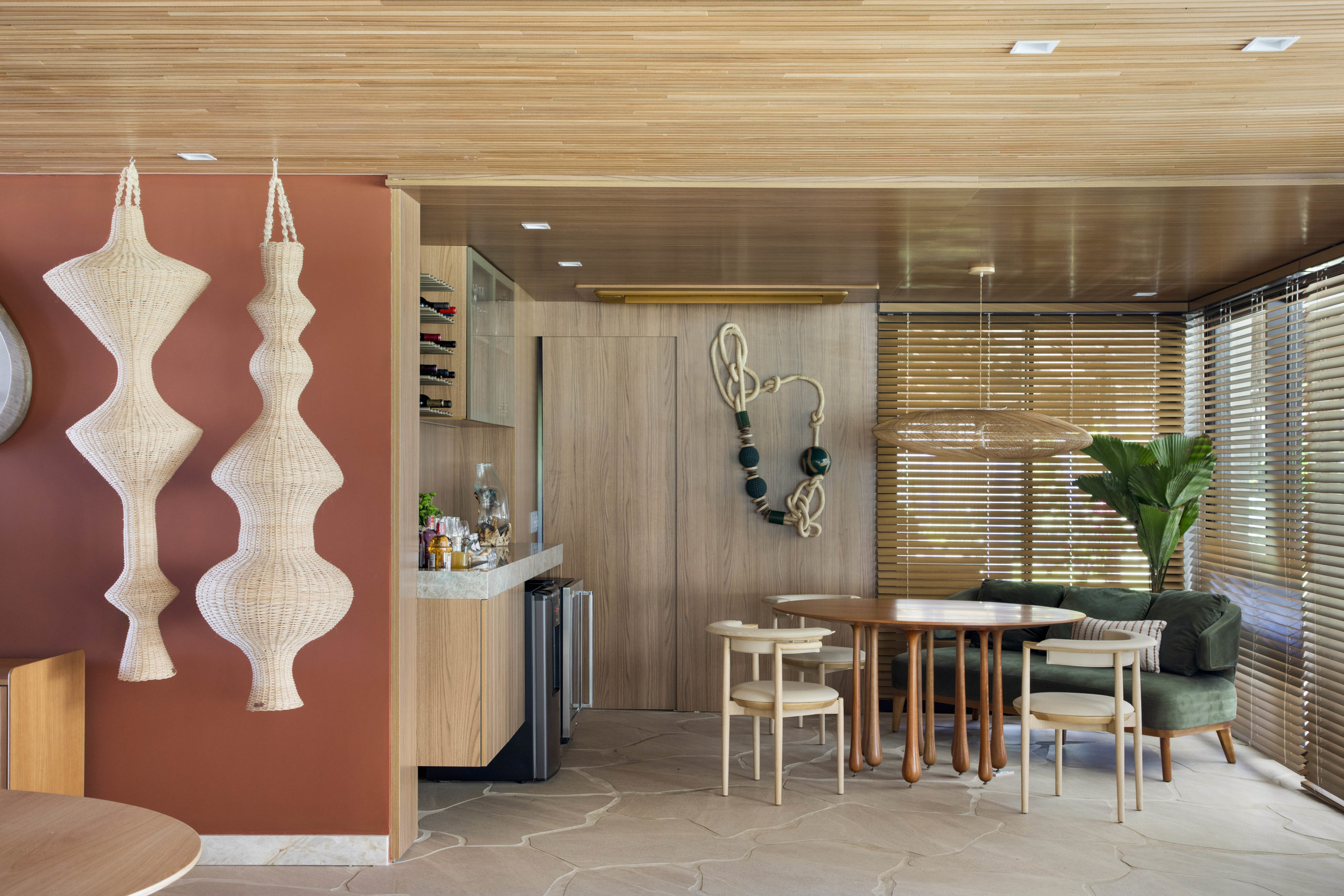 na foto parte interna de casa de praia com bar e mesa