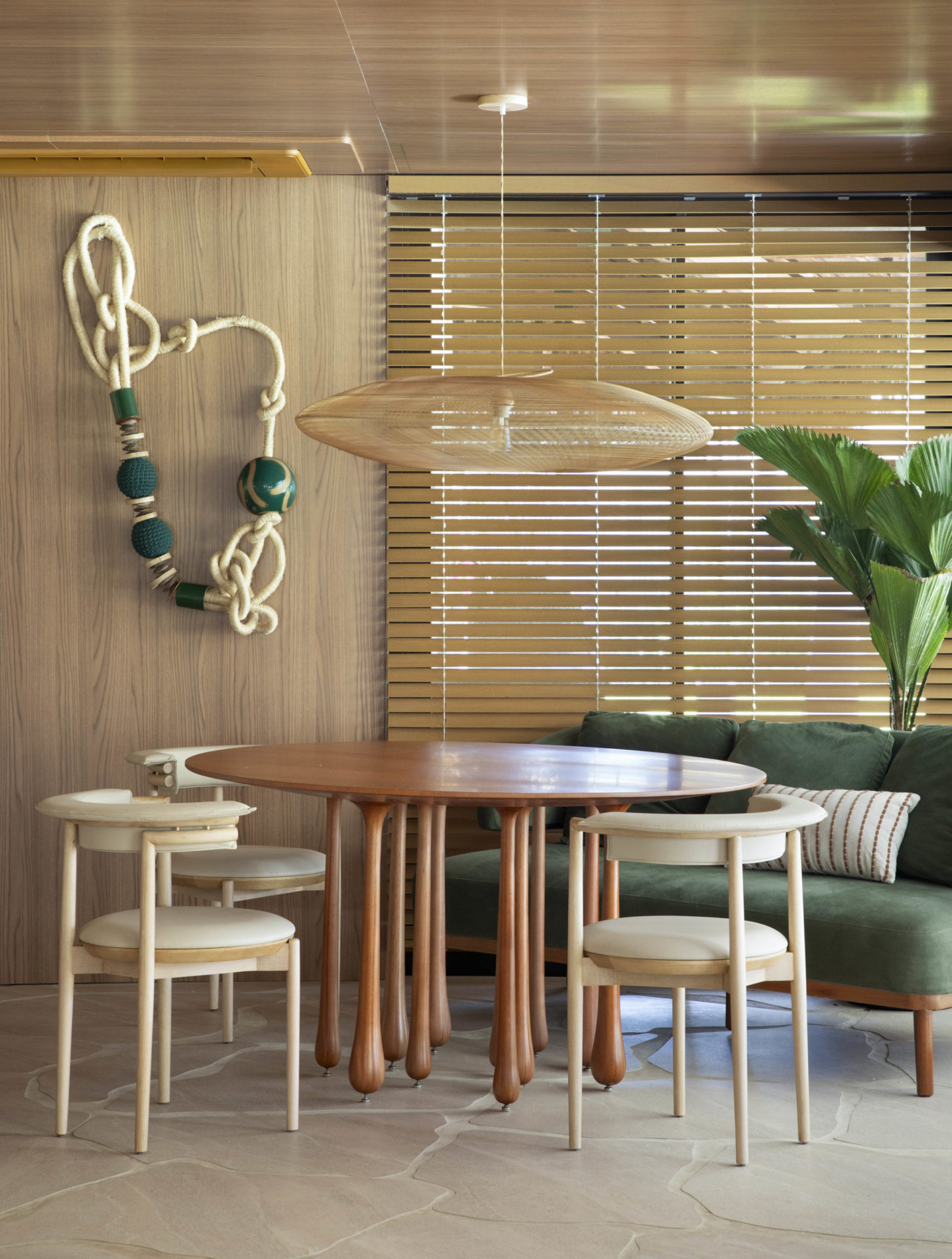 na foto cadeiras Duchamp, de Lorenzo Razzera, acompanhadas da mesa Chuva, de Leo Romano