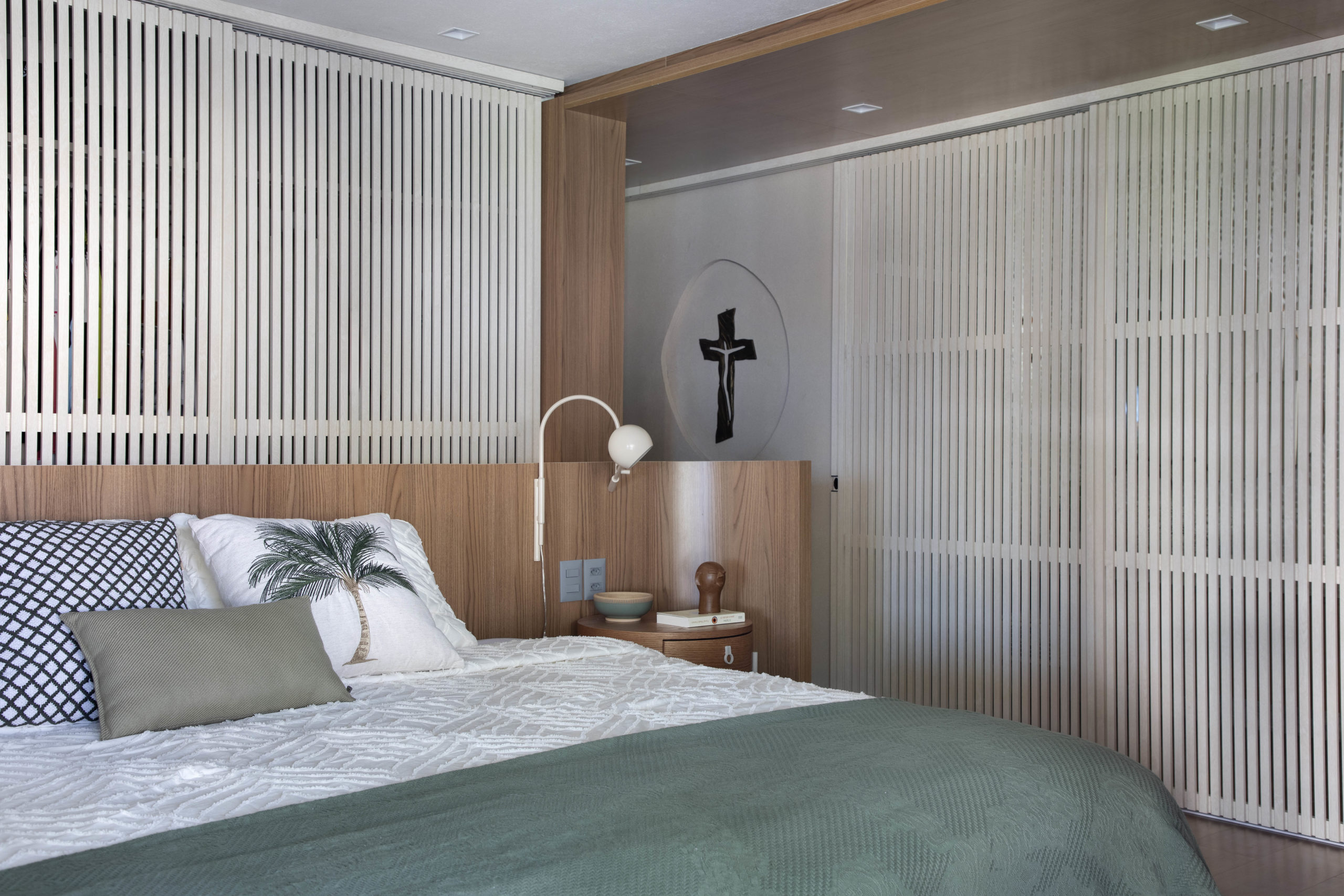 quarto de casal com cama, mesa de cabeceira 