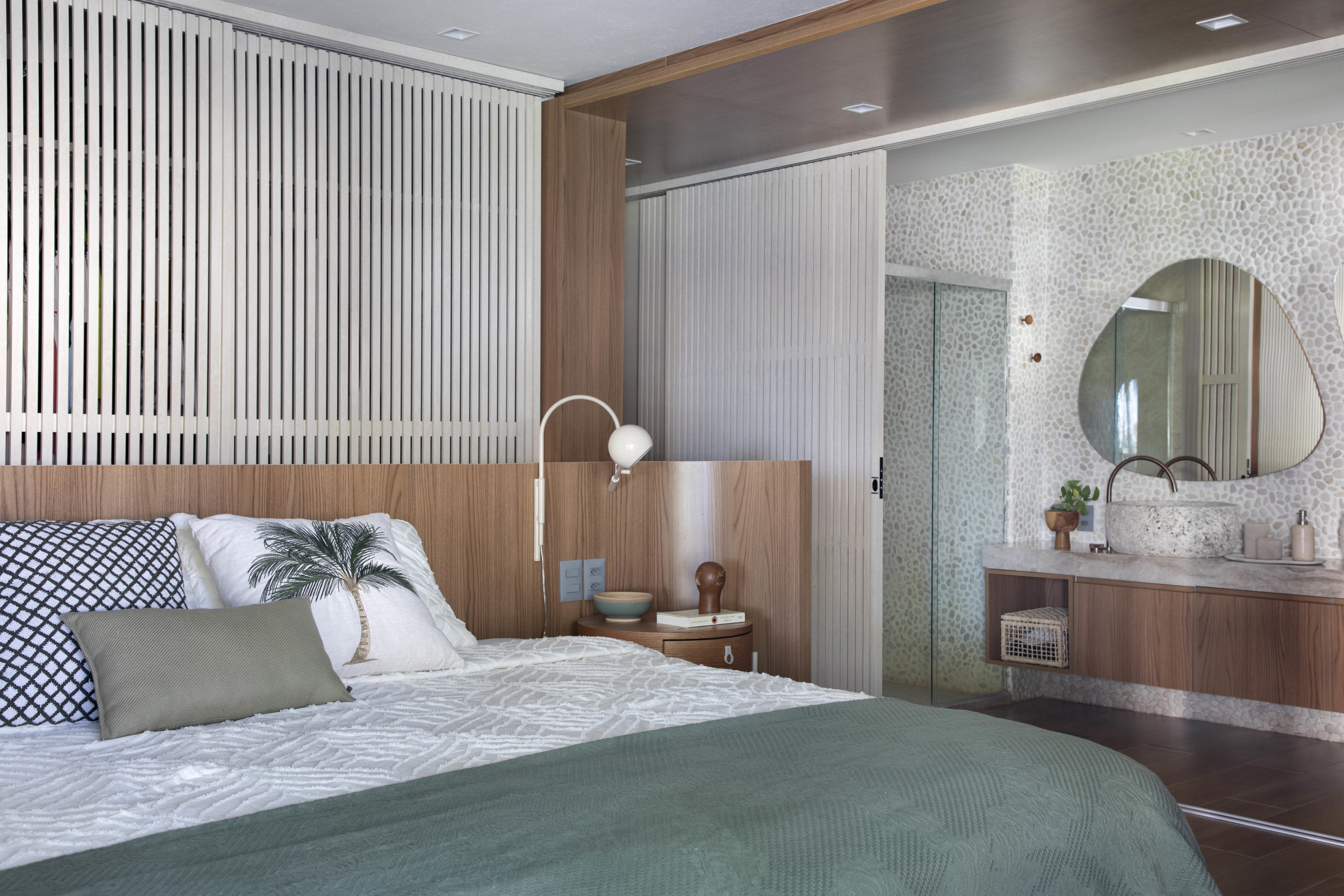 na foto quarto de casal com suíte