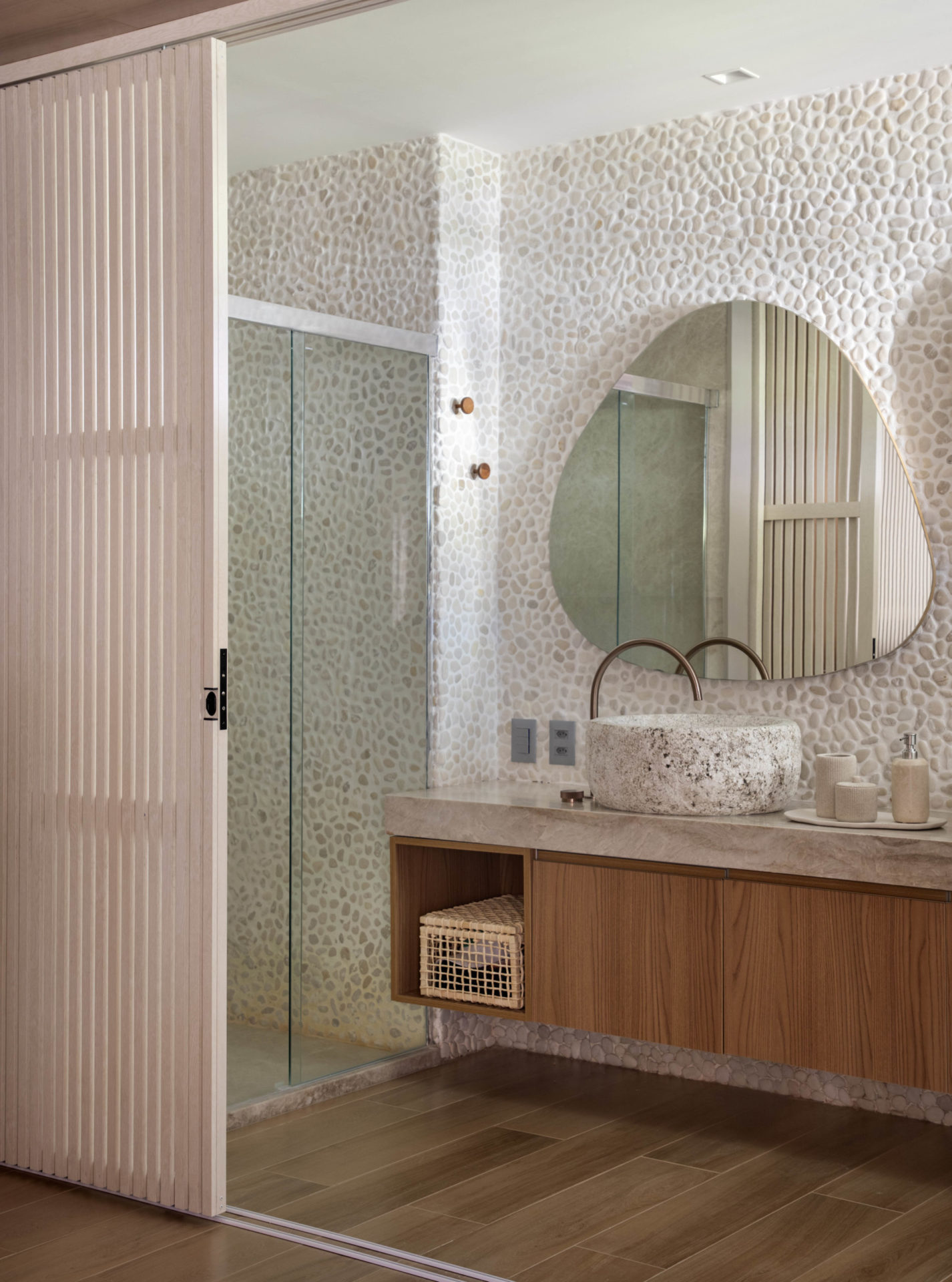 na foto banheiro de suíte