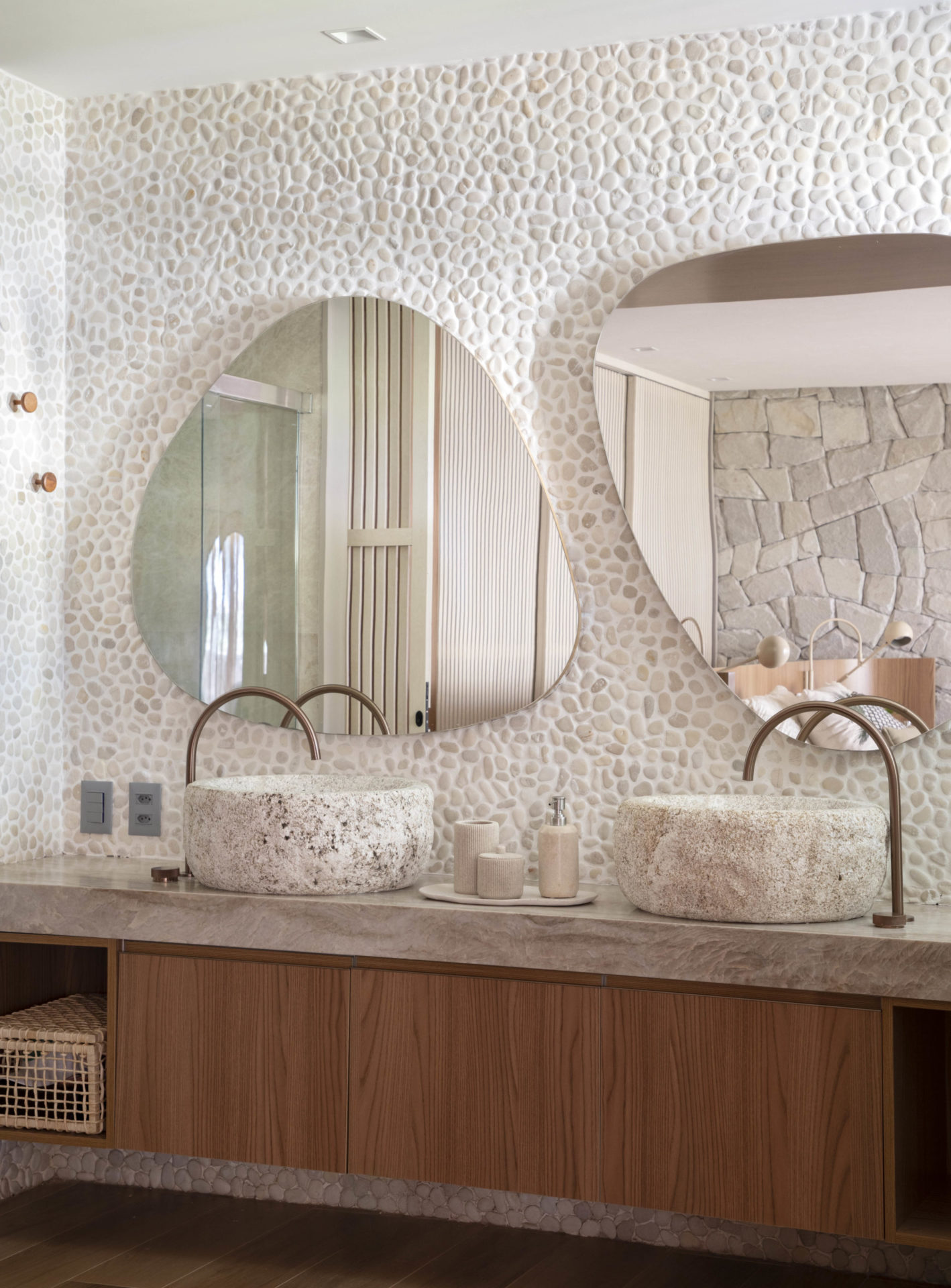 na foto banheiro em tons claros e madeira