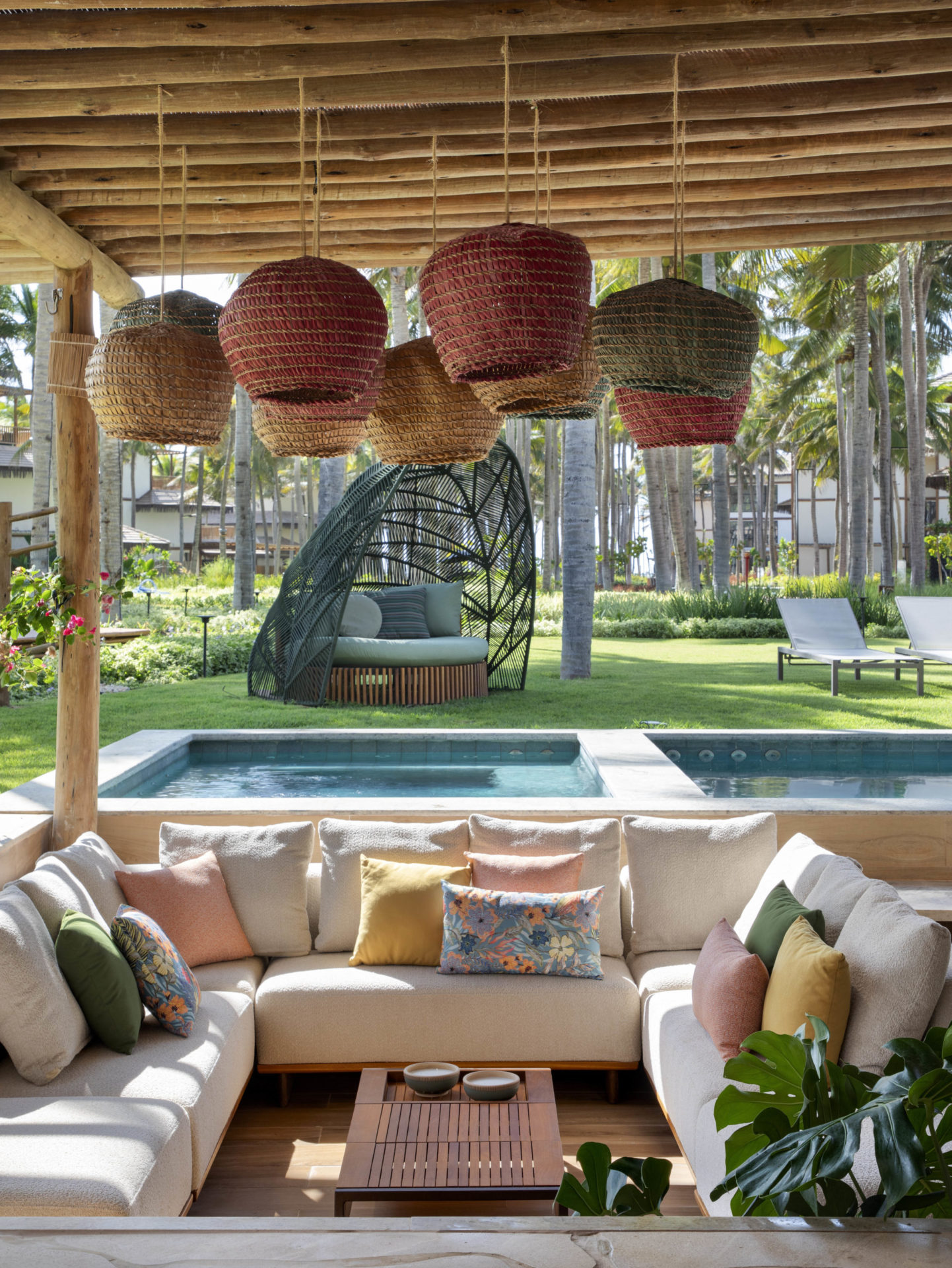 na foto espaço de convivência em varanda em frente à piscina