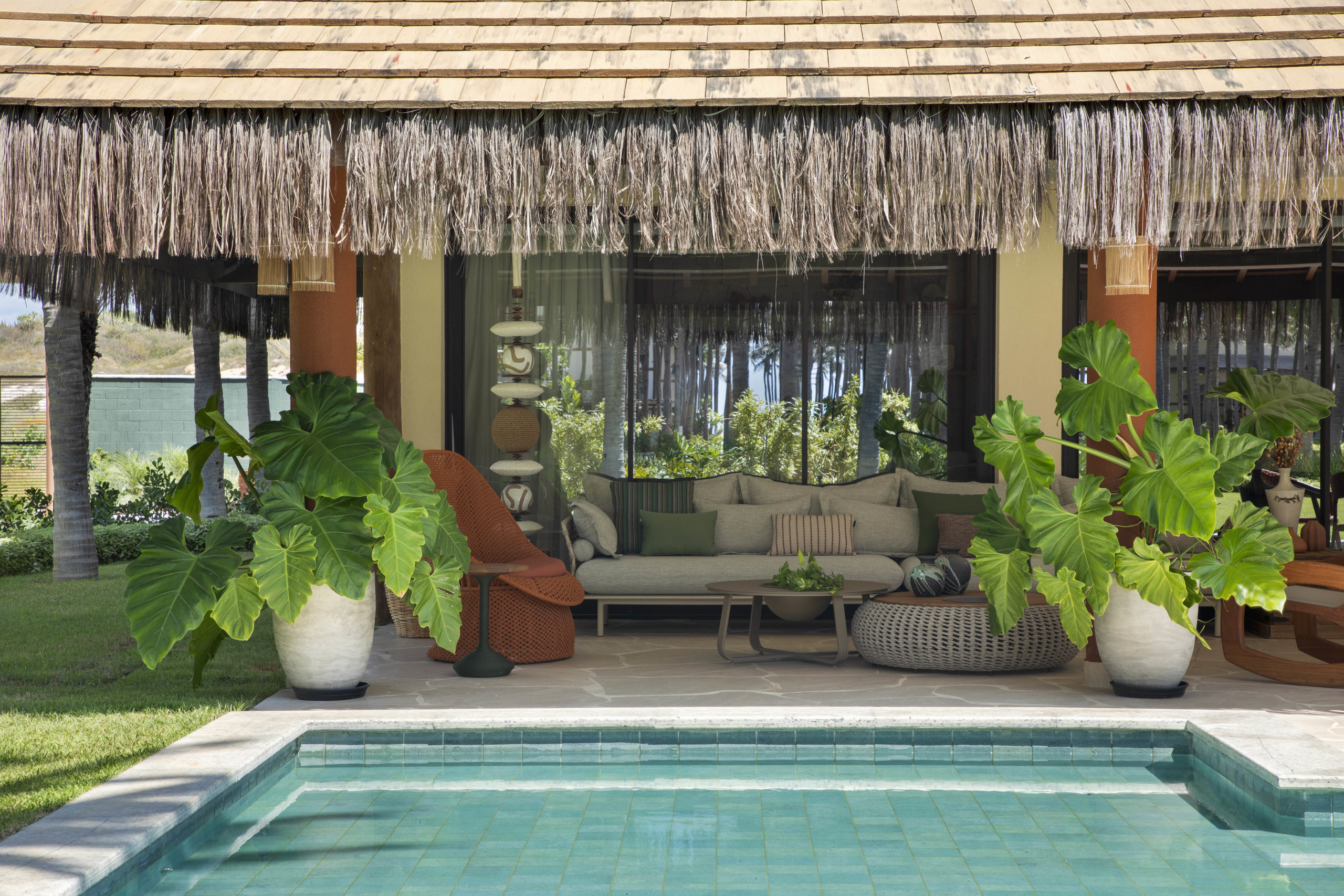 na foto casa de praia com piscina e varanda
