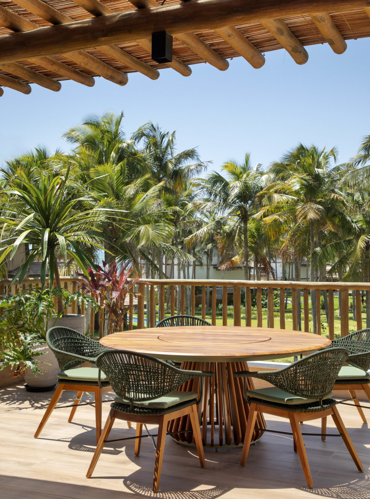 na foto varanda de rooftop com mesa redonda