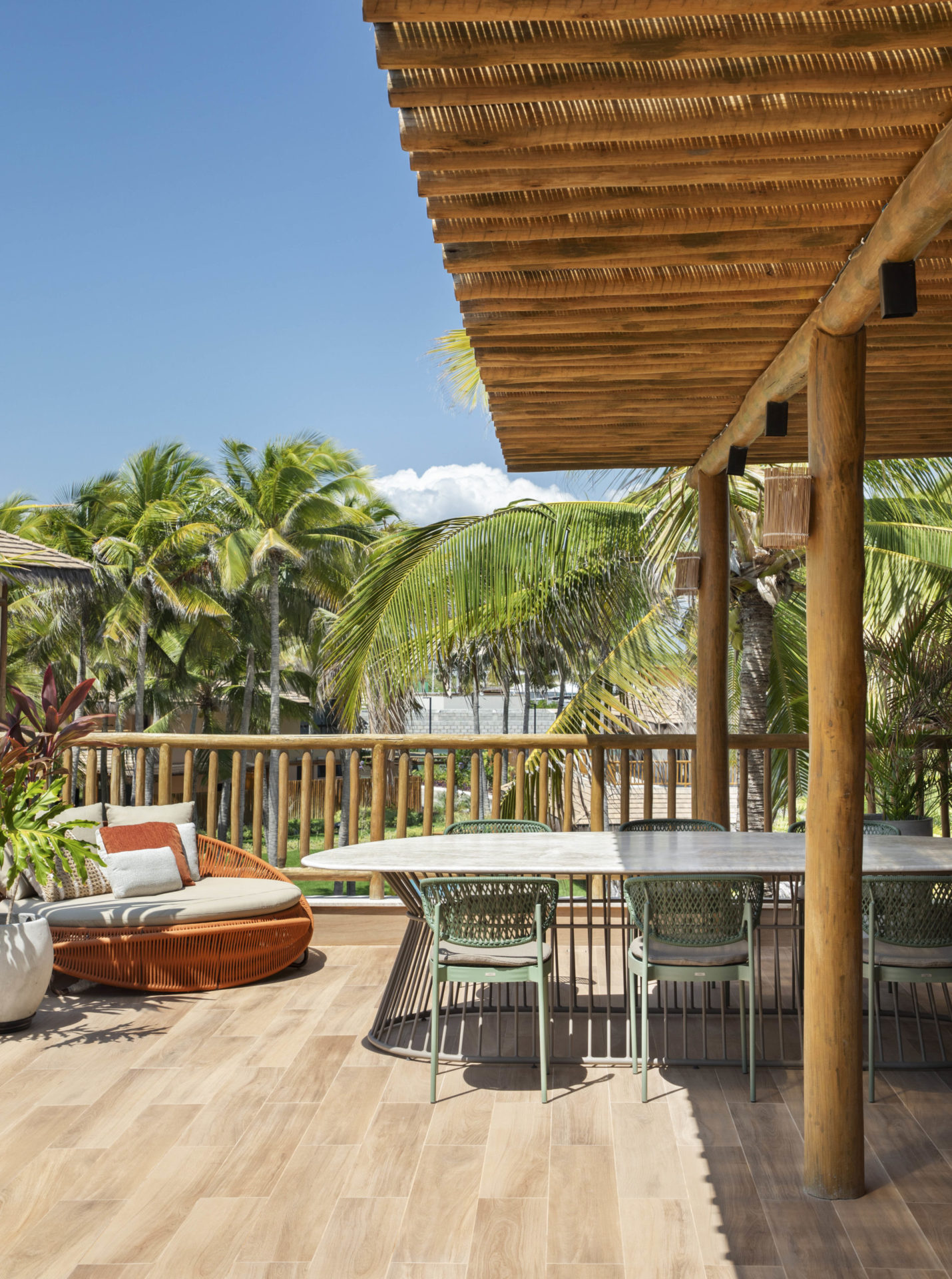 na foto rooftop com mesa e cadeira