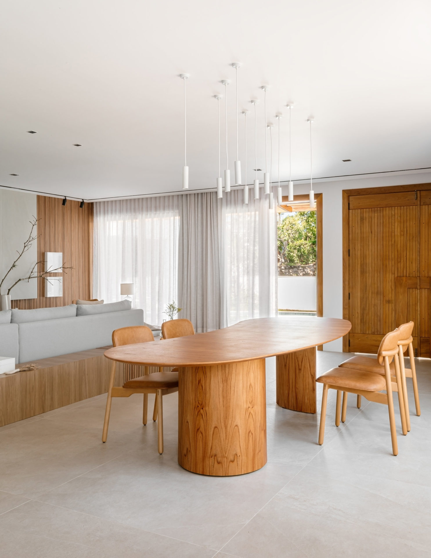 na foto interior de casa térrea com piso de porcelanato