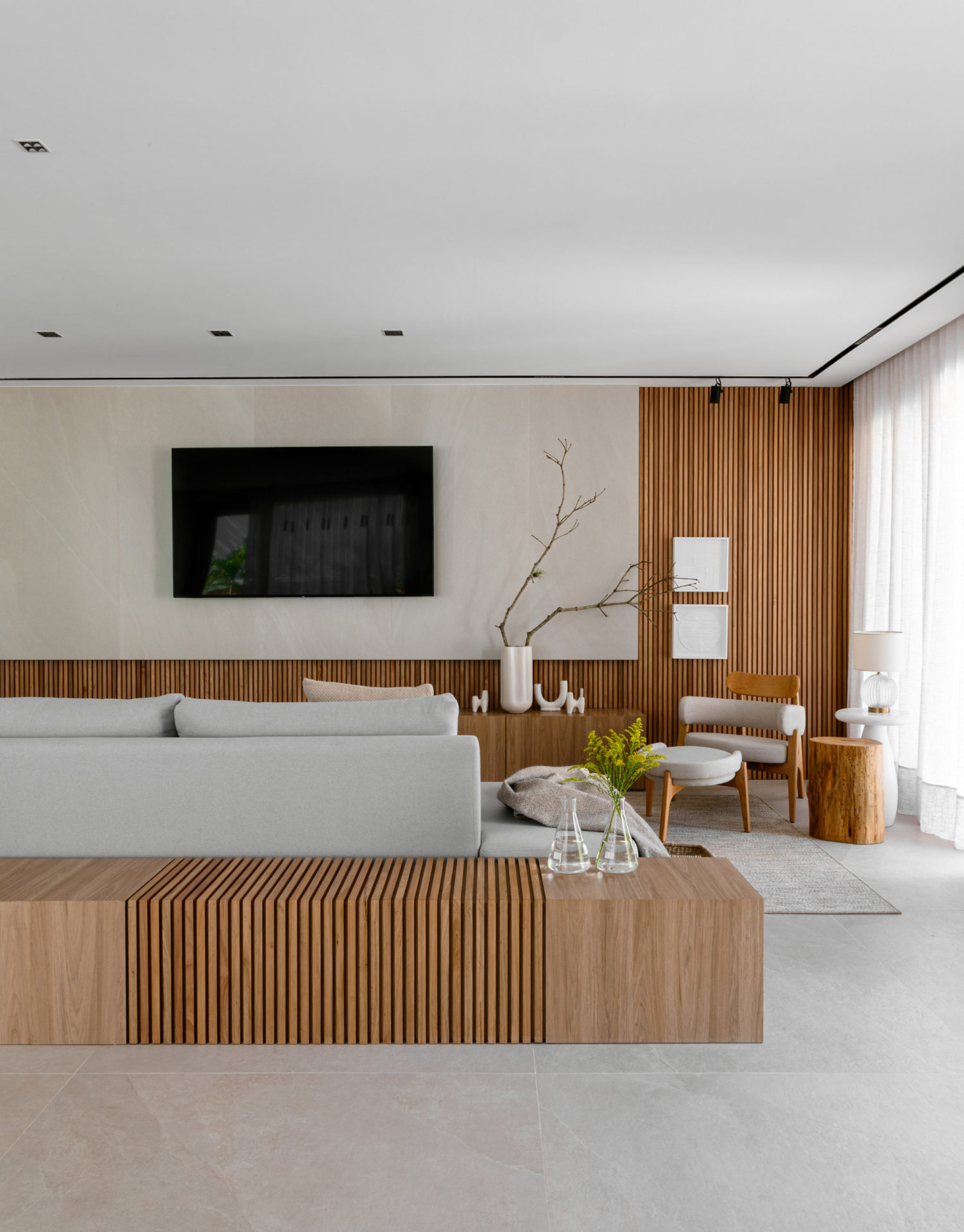 na foto, sala de casa térrea com textura nas paredes