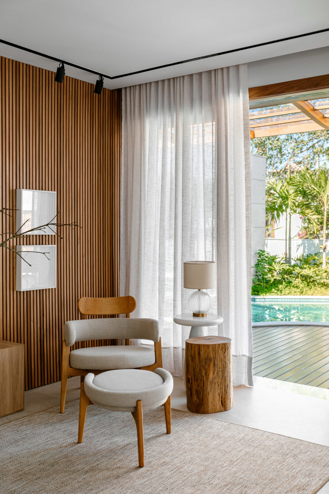 na foto sala com porta para a área externa e cortina 