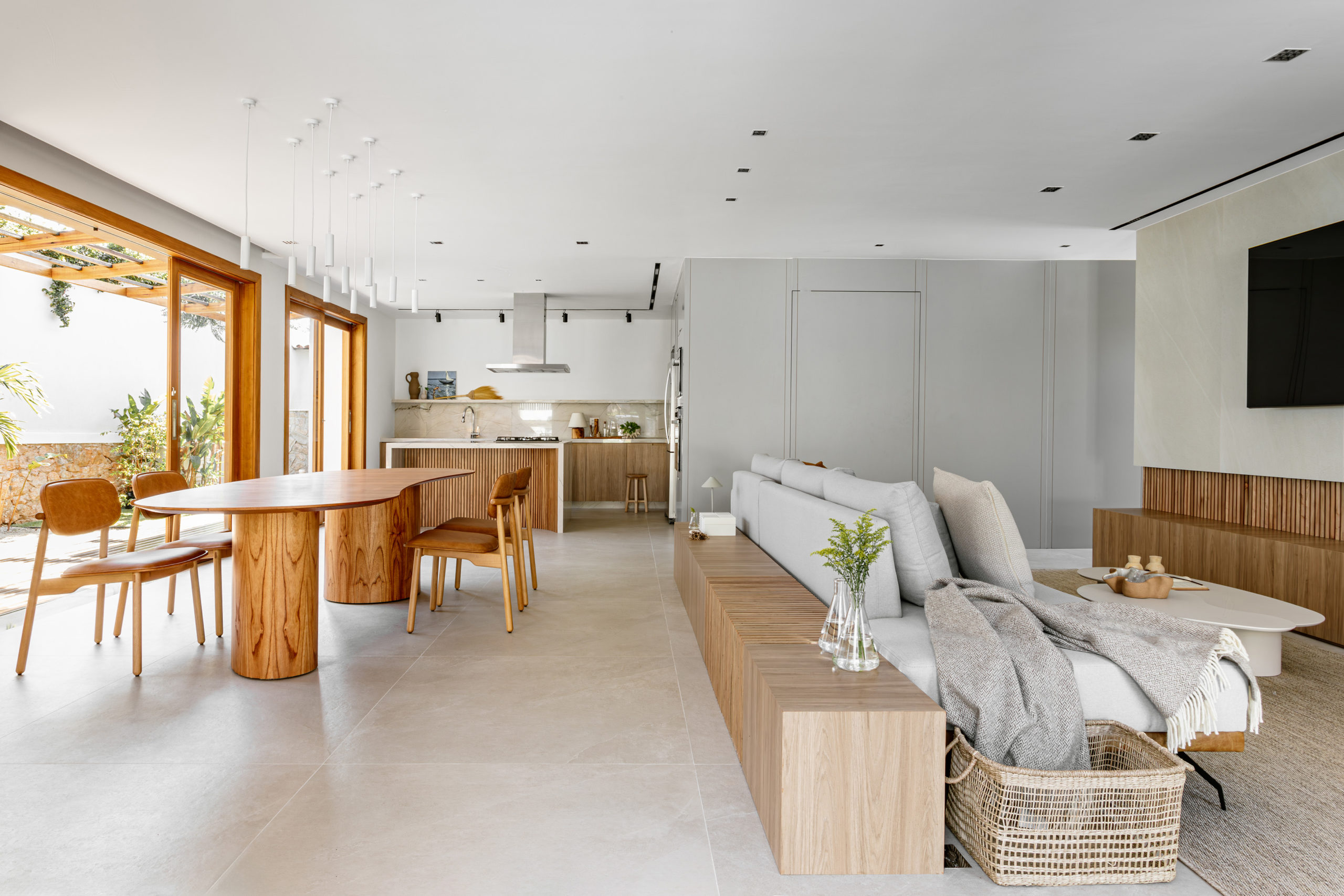 na foto interior de casa térrea com sala de estar, cozinha e tv