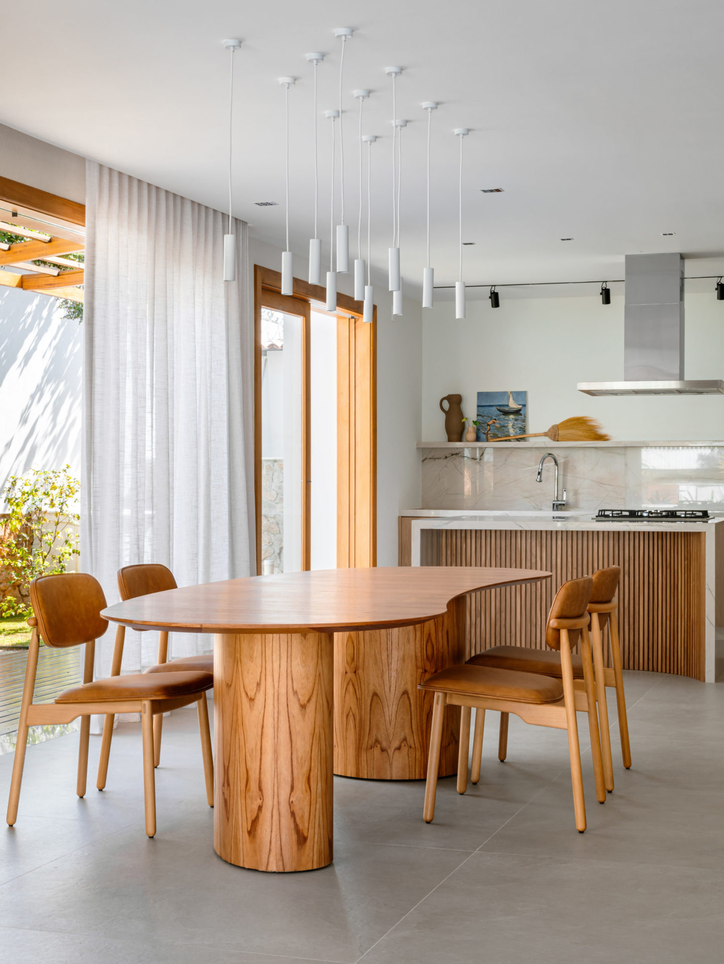 na foto cozinha, sala de jantar e varanda