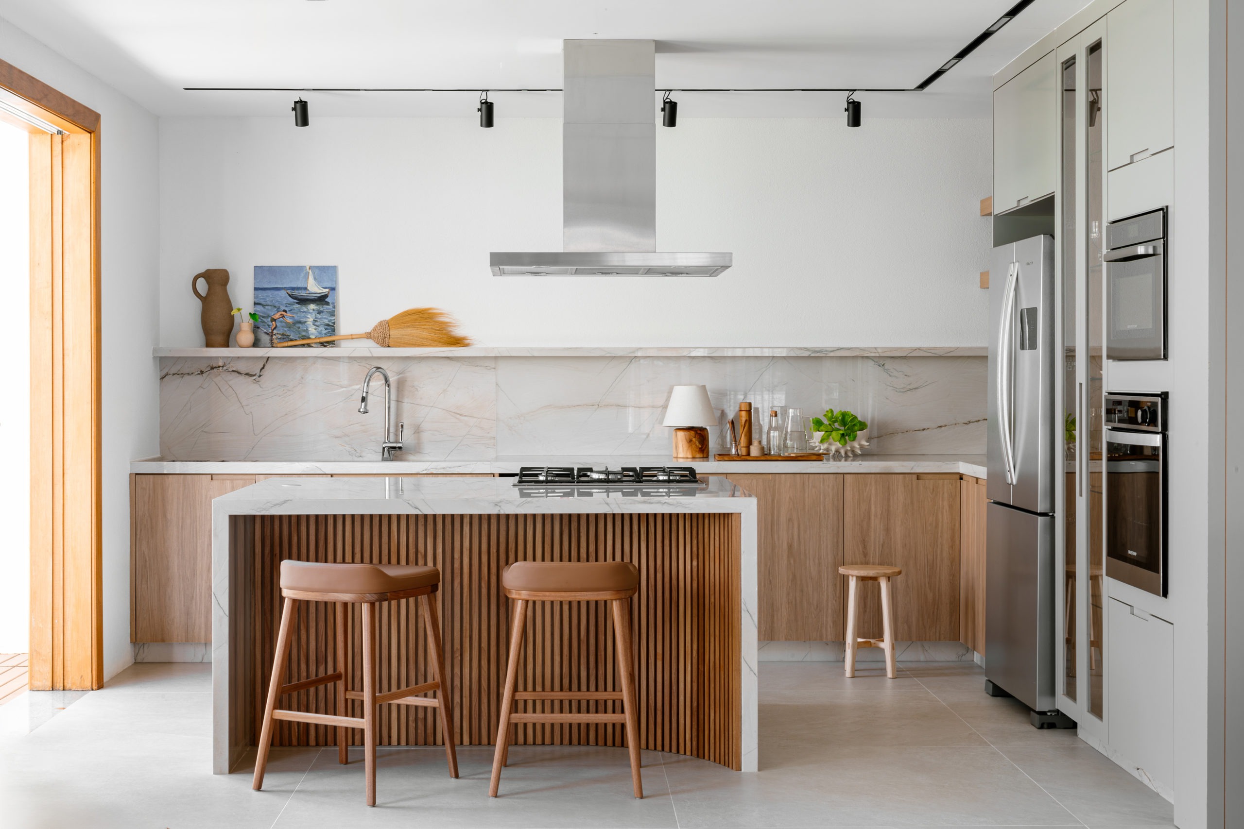 na foto cozinha de casa térrea. 