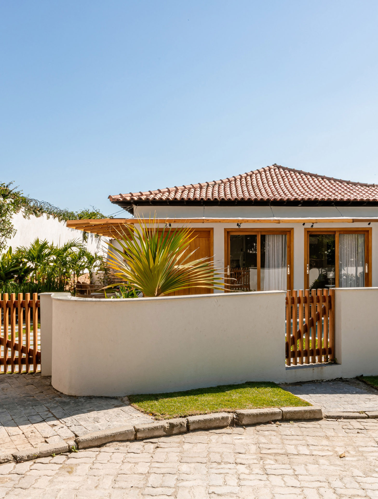 na foto entrada da casa térrea