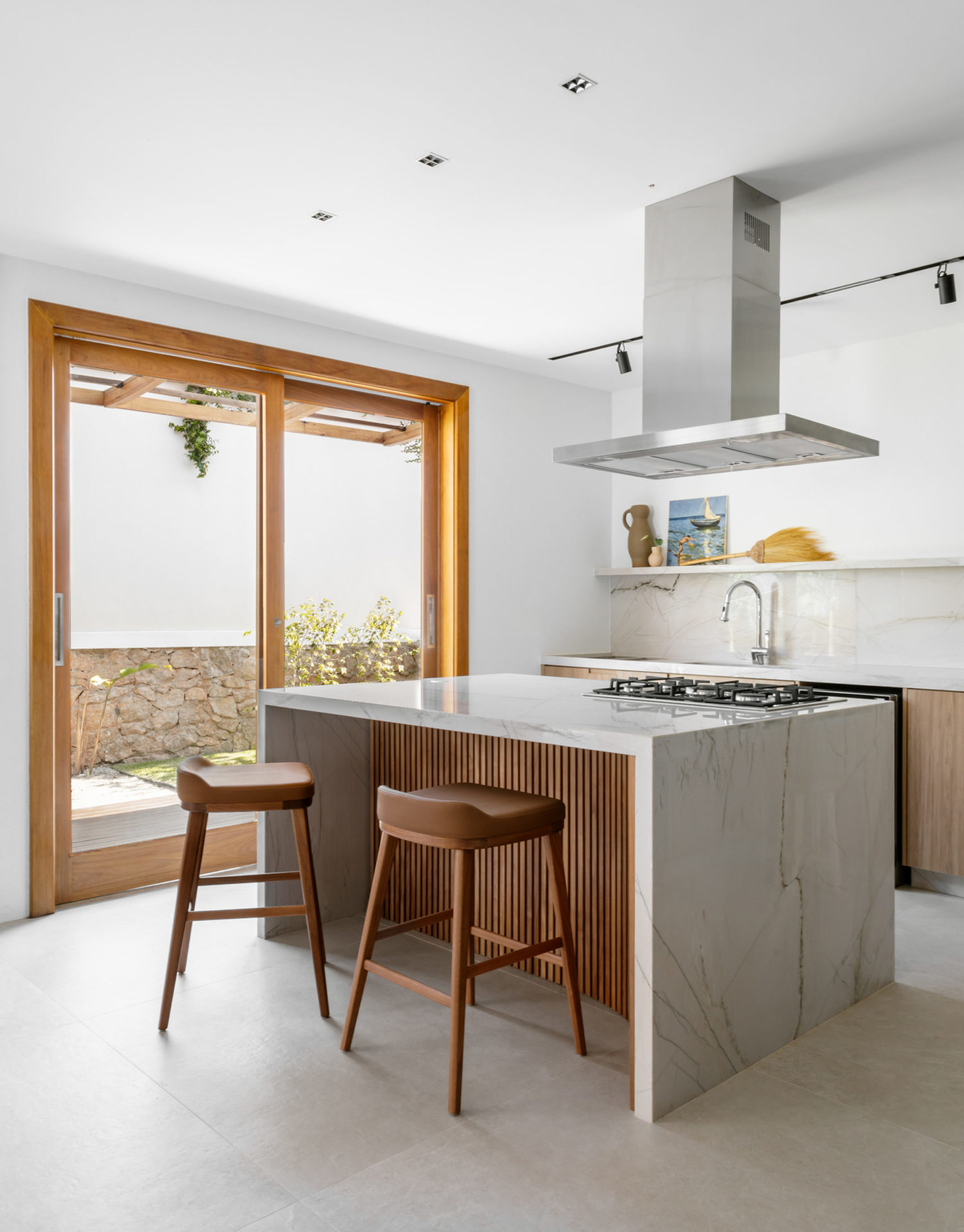 na foto cozinha com porta de vidro com vista para área externa