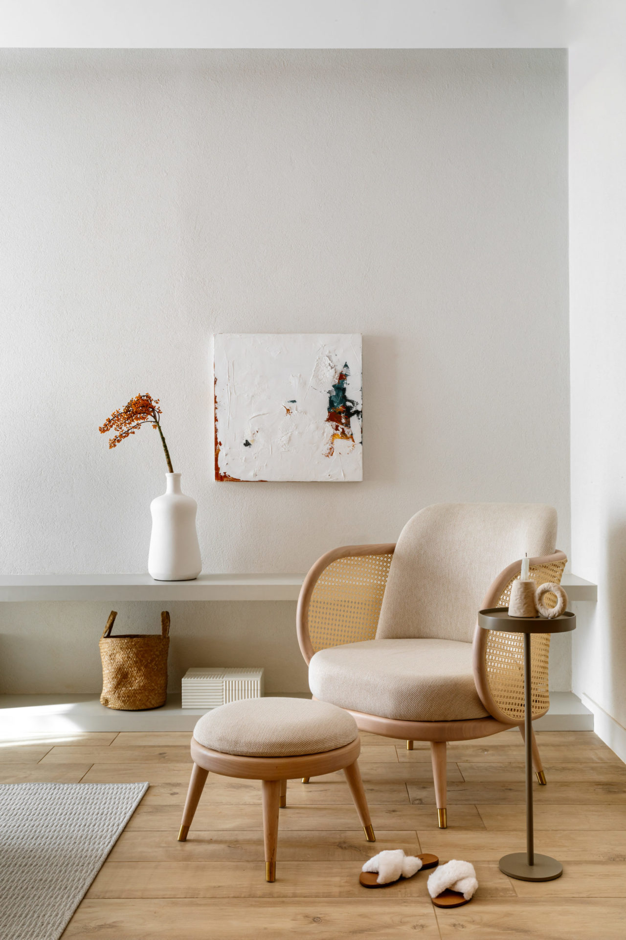 na foto poltrona com mesa de canto