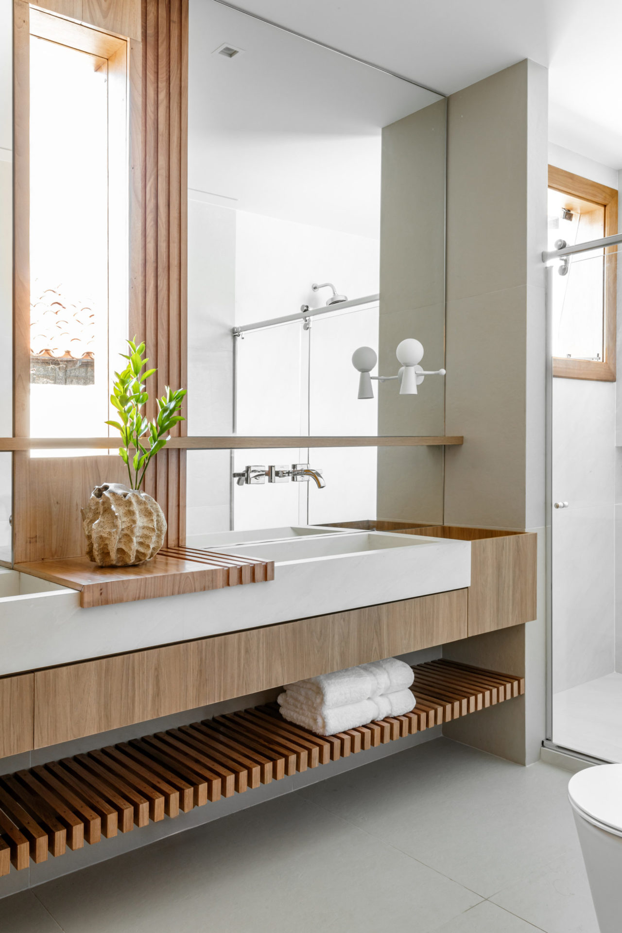 foto de banheiro com grande espelho