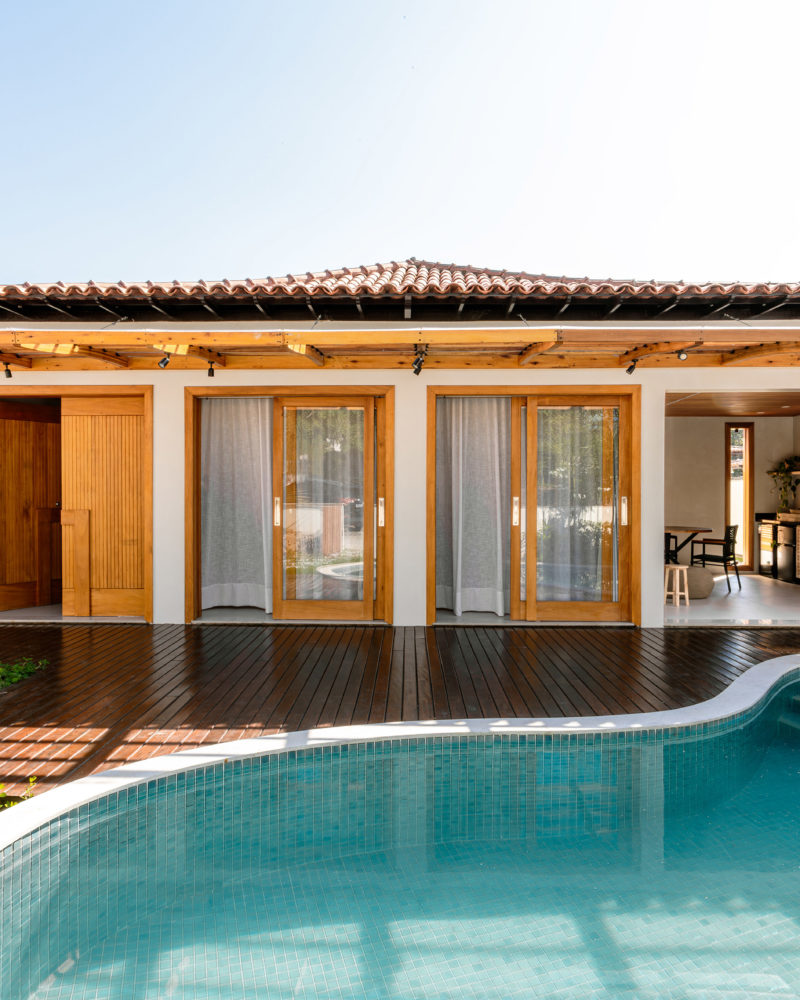 na foto casa com piscina