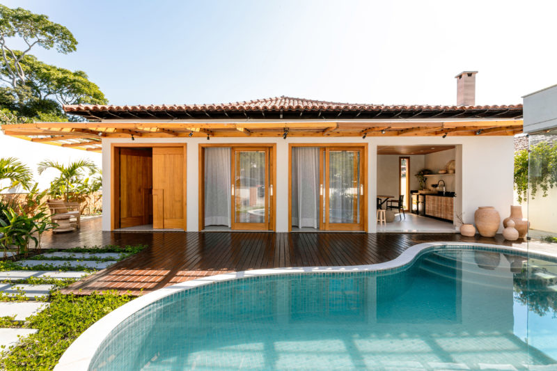 na foto casa com piscina