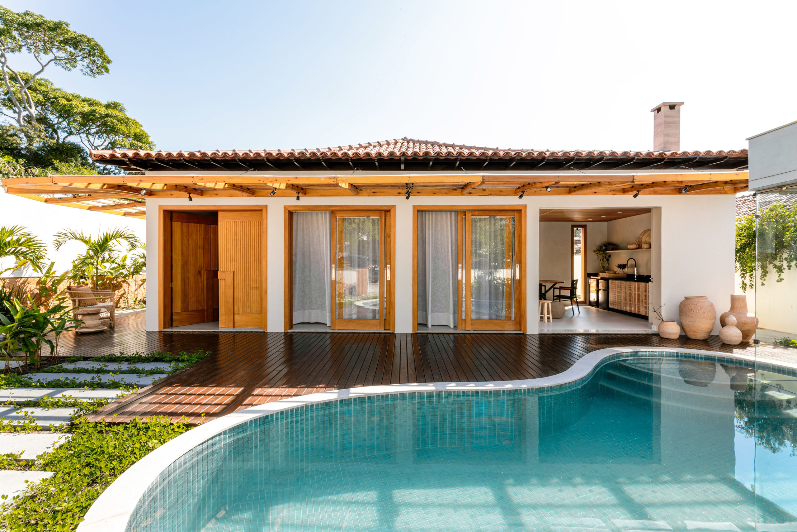 Casa ganha atmosfera leve, acolhedora e sofisticada em Araruama