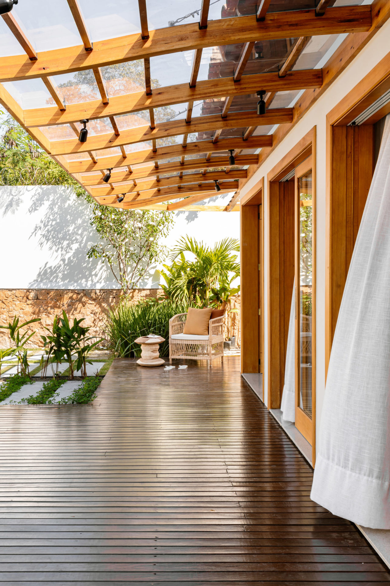 na foto área externa de casa térrea com jardim e pergolado em eucalipto