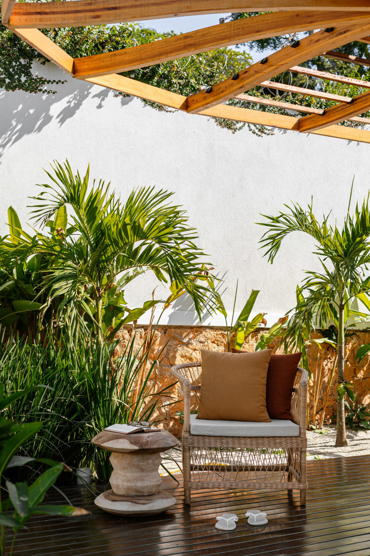 na foto interior de casa com pergolado em eucalipto