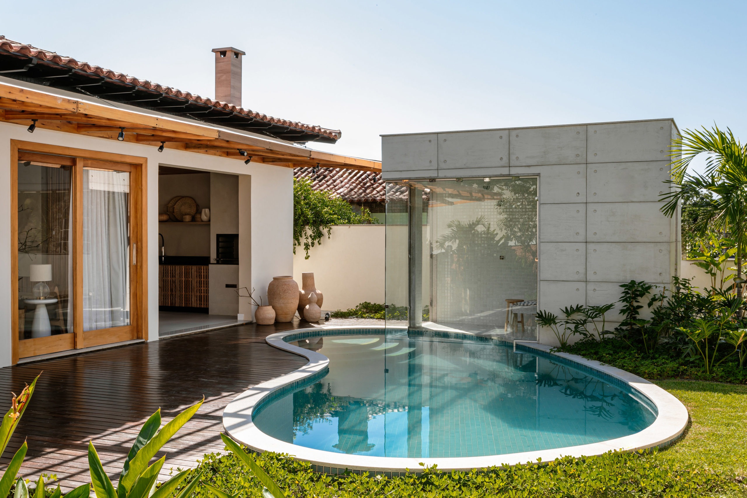 na foto vista da piscina e sauna de casa térrea