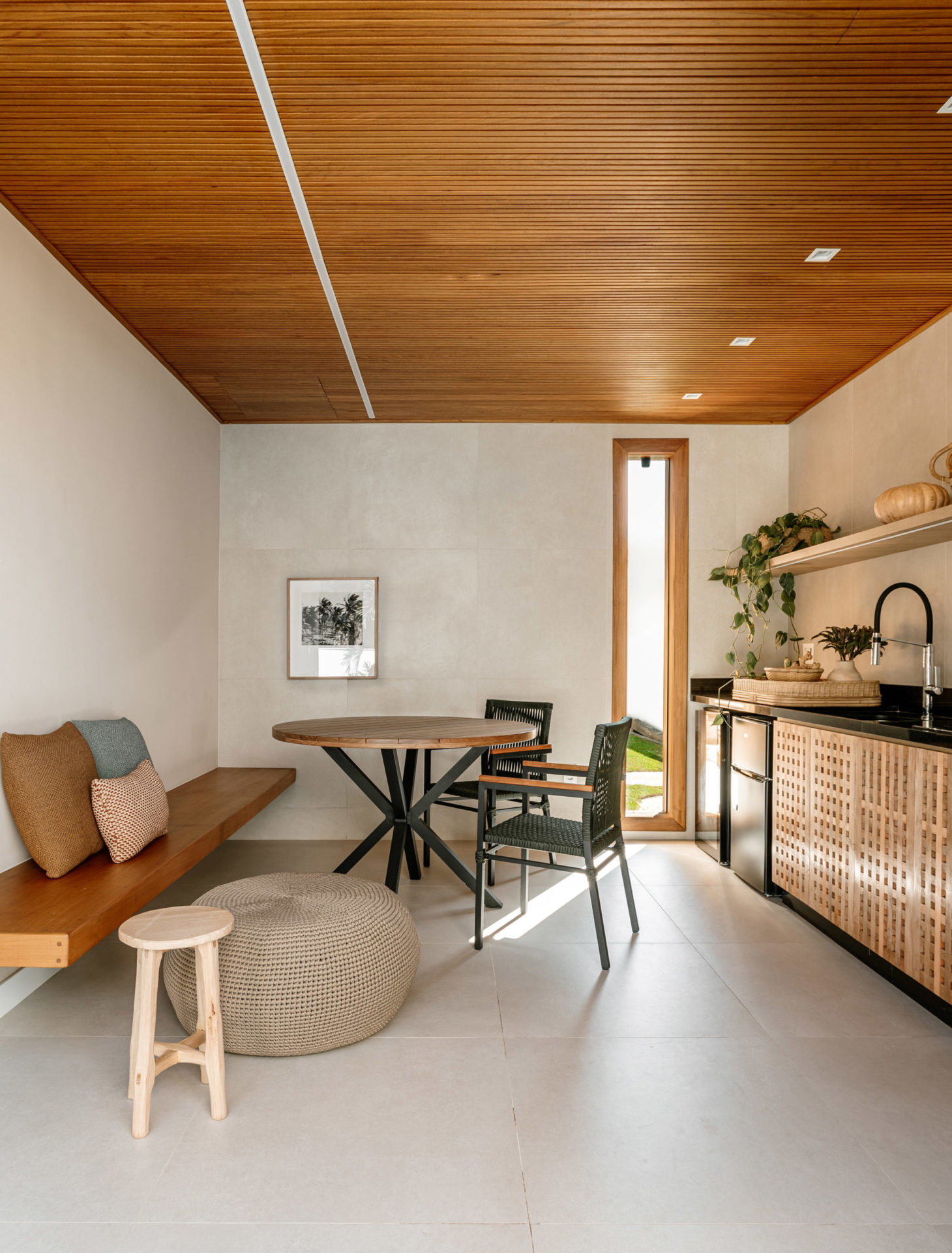 na foto área gourmet de casa com piscina