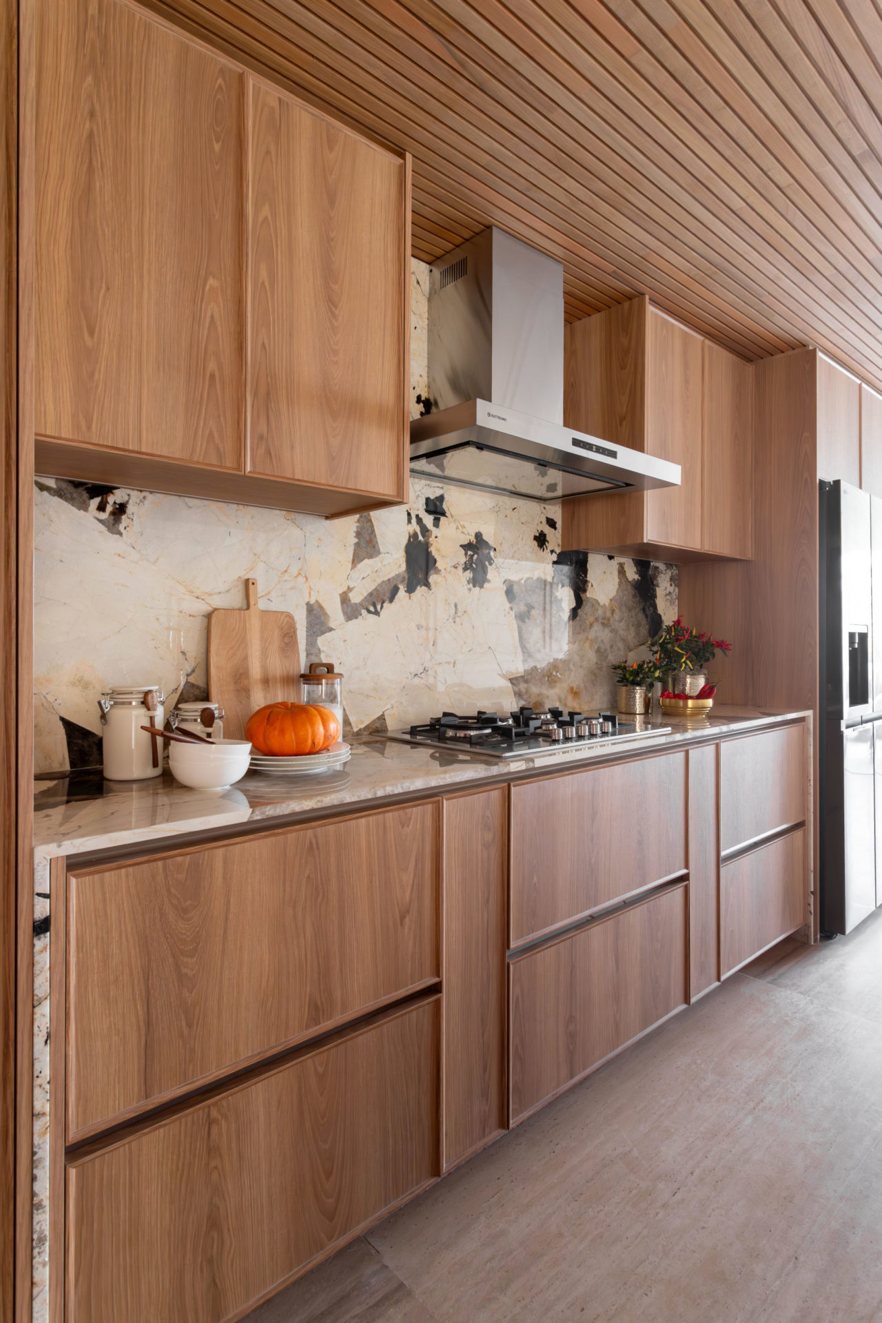 na foto cozinha com teto ripado