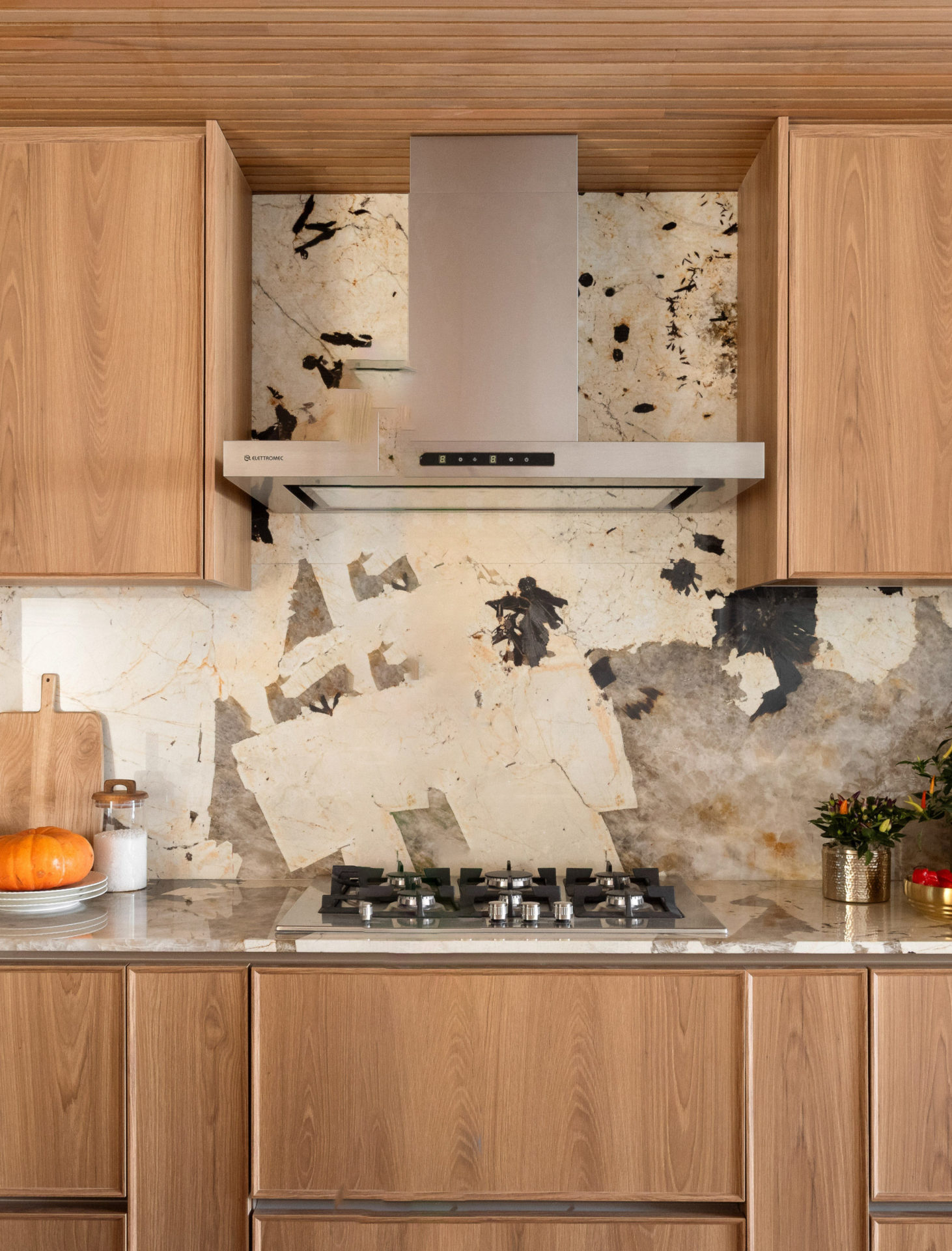 na foto cozinha e balcão