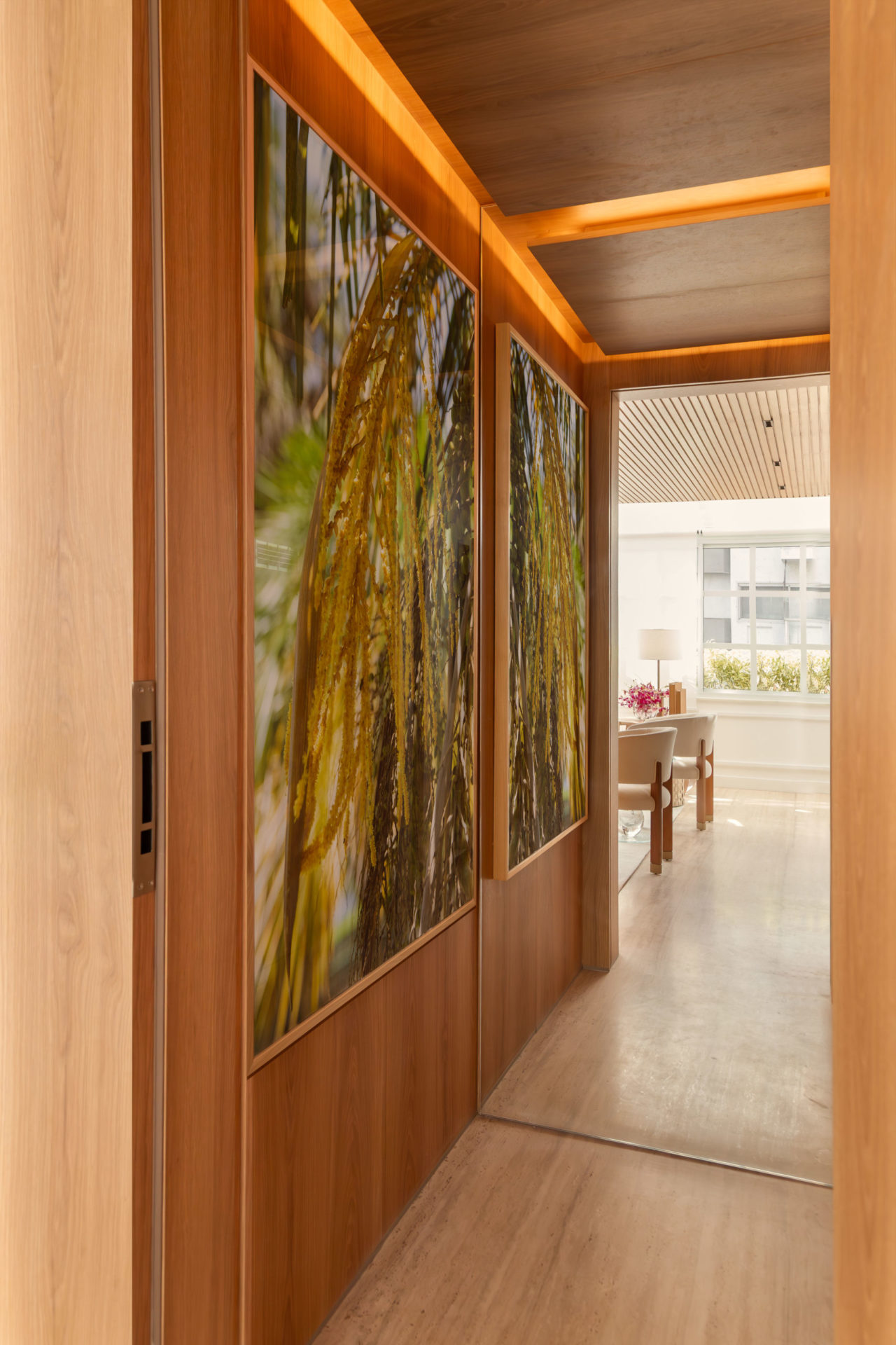 na foto corredor com luz de led no teto e dois quadros grandes na parede