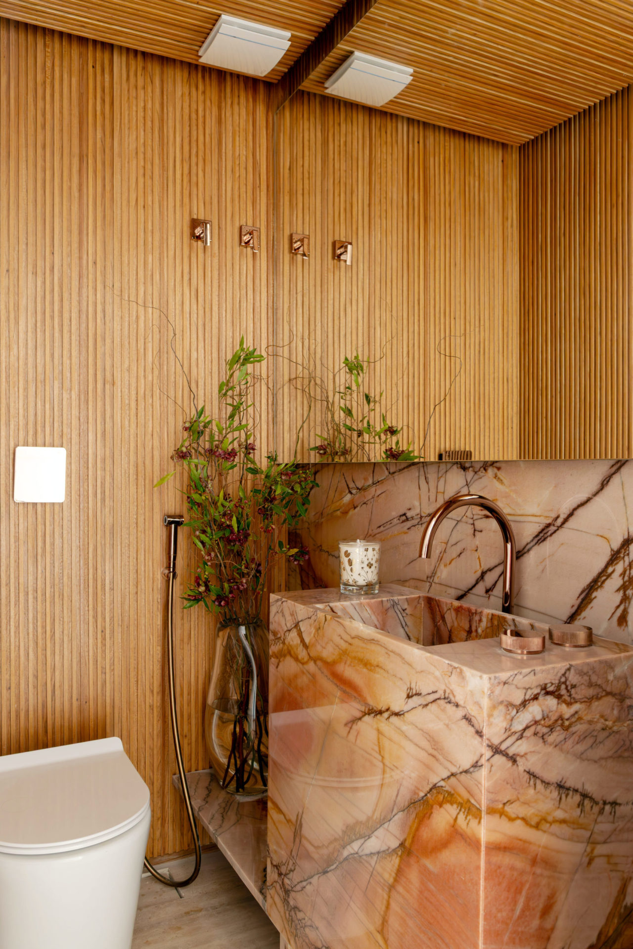 na foto lavabo com quartzito Negroni 