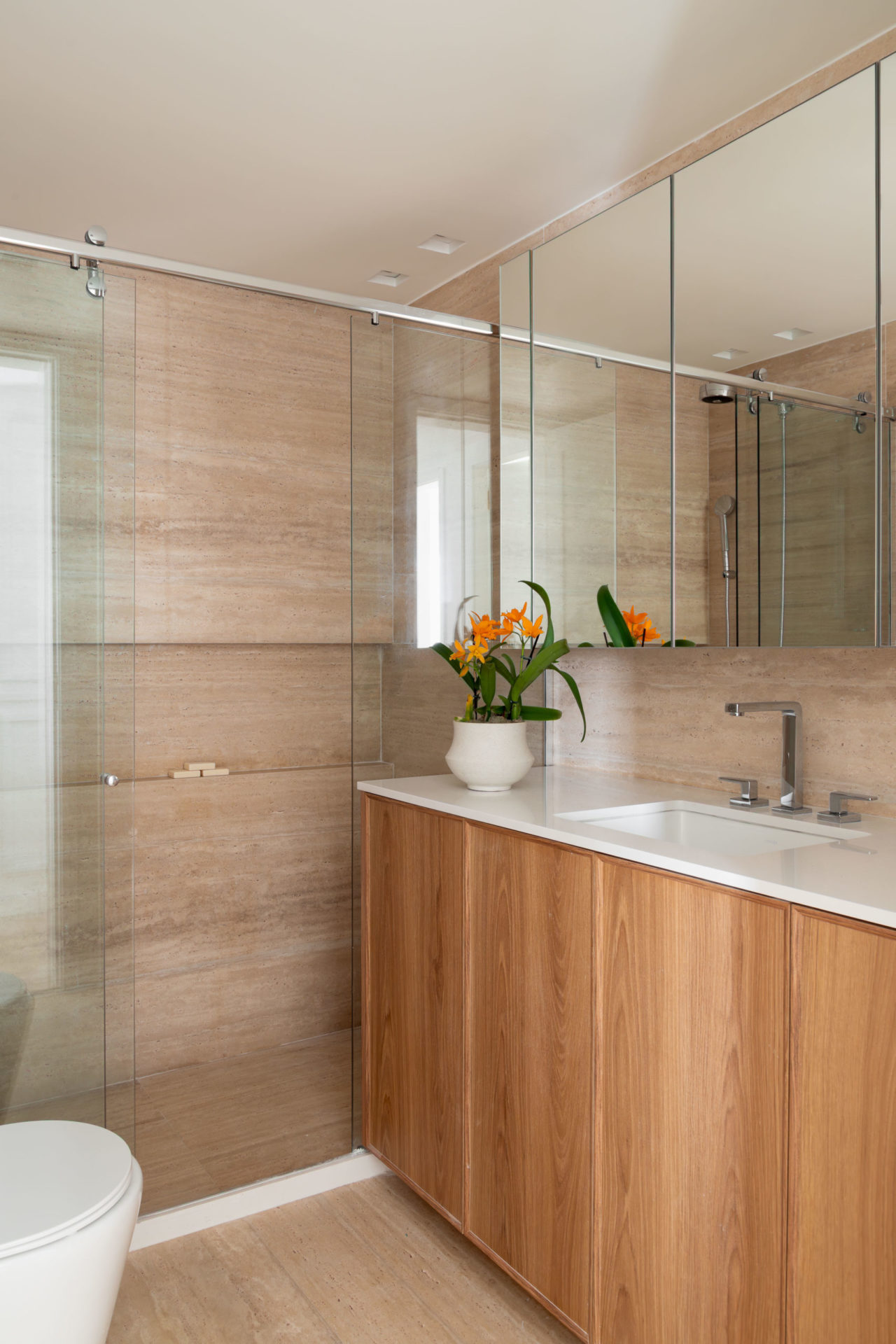 na foto banheiro com bancada em madeira