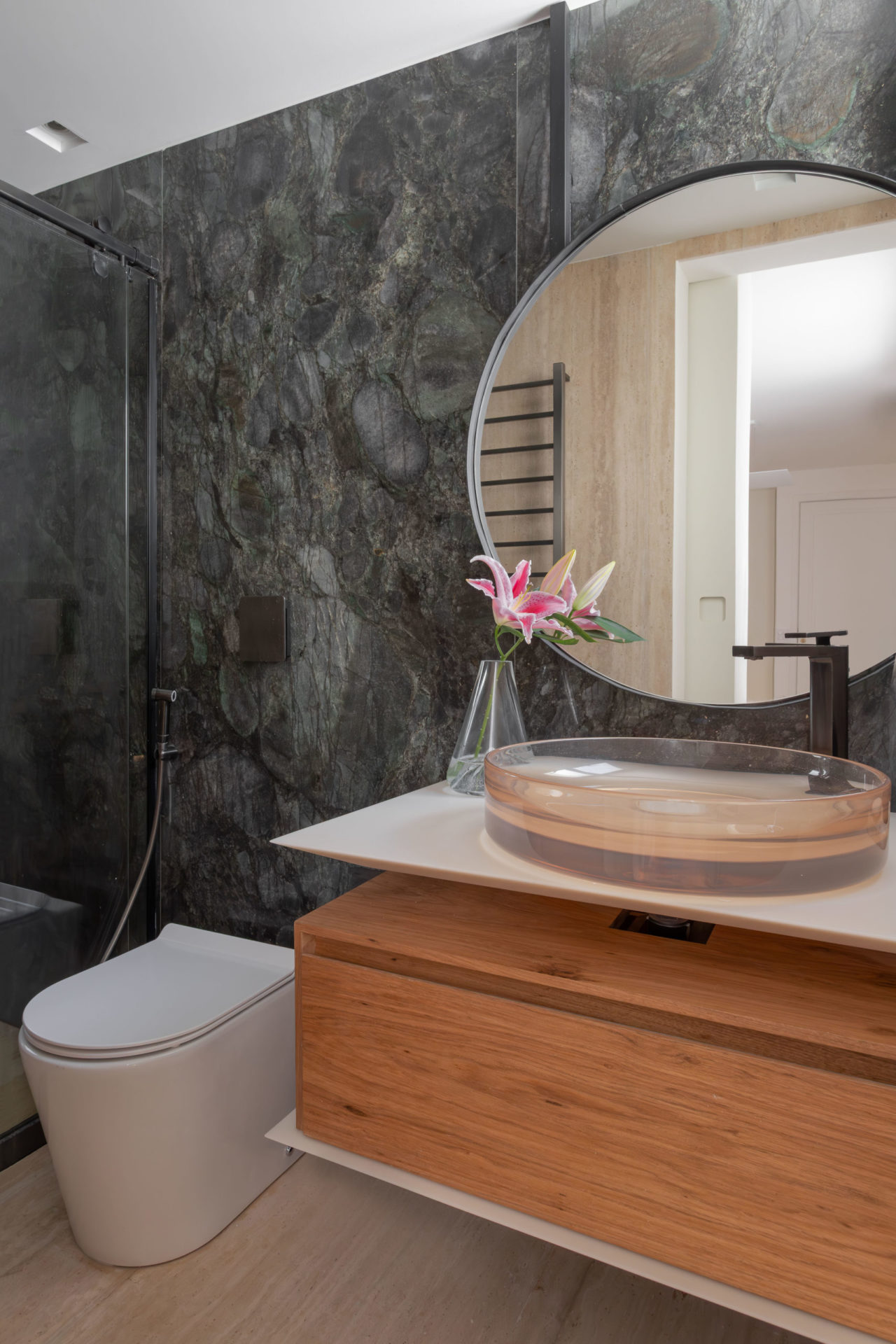 na foto banheiro com quartzito Emerald Green