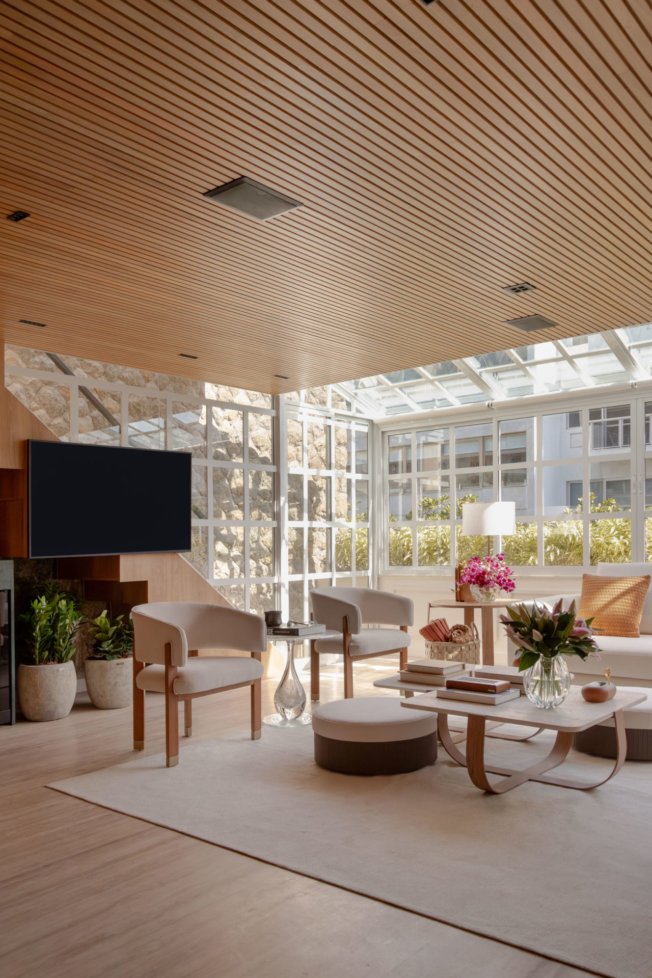 sala de estar com grande sunroom