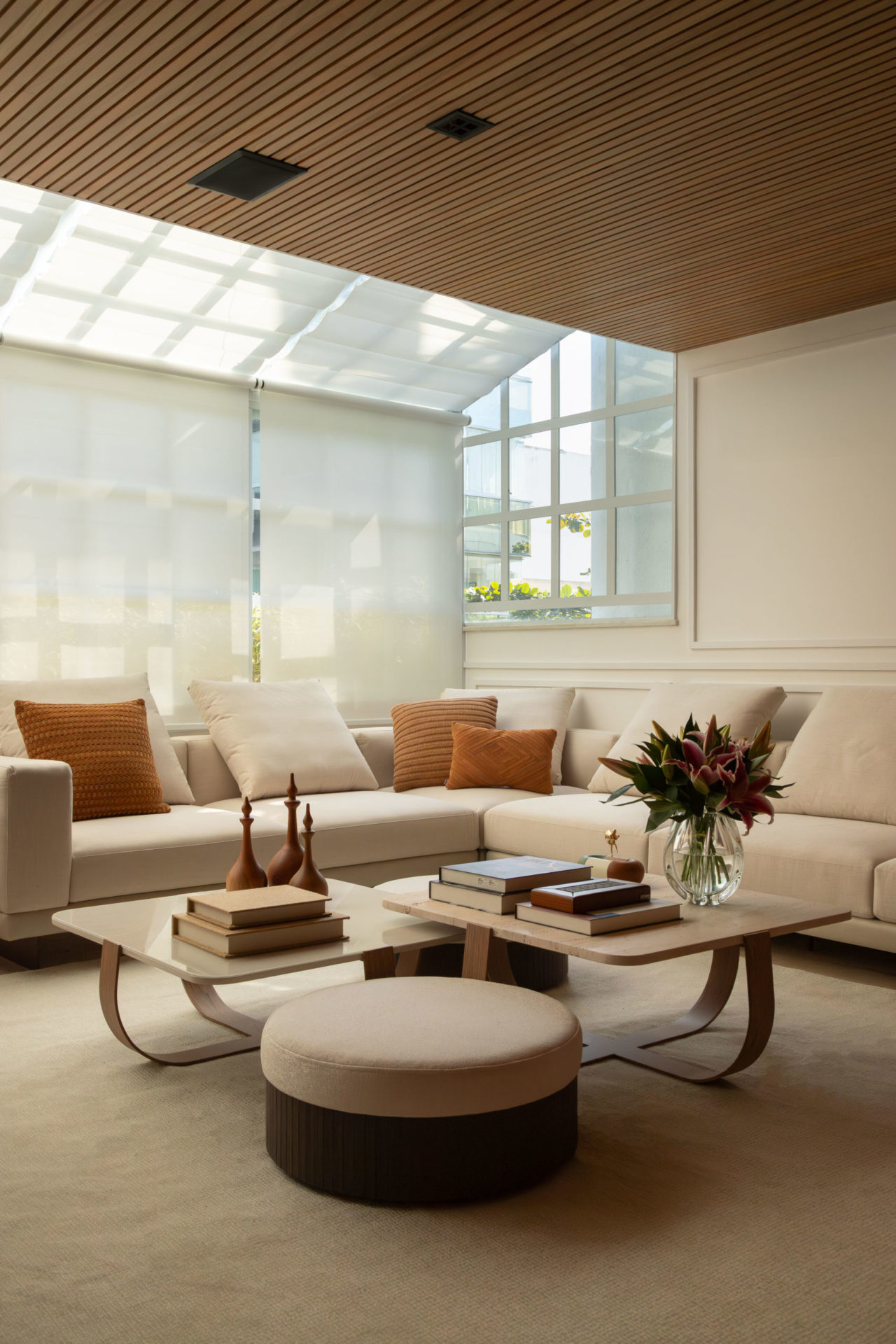 sala com cortinas retráteis em sala ampla em tons de creme