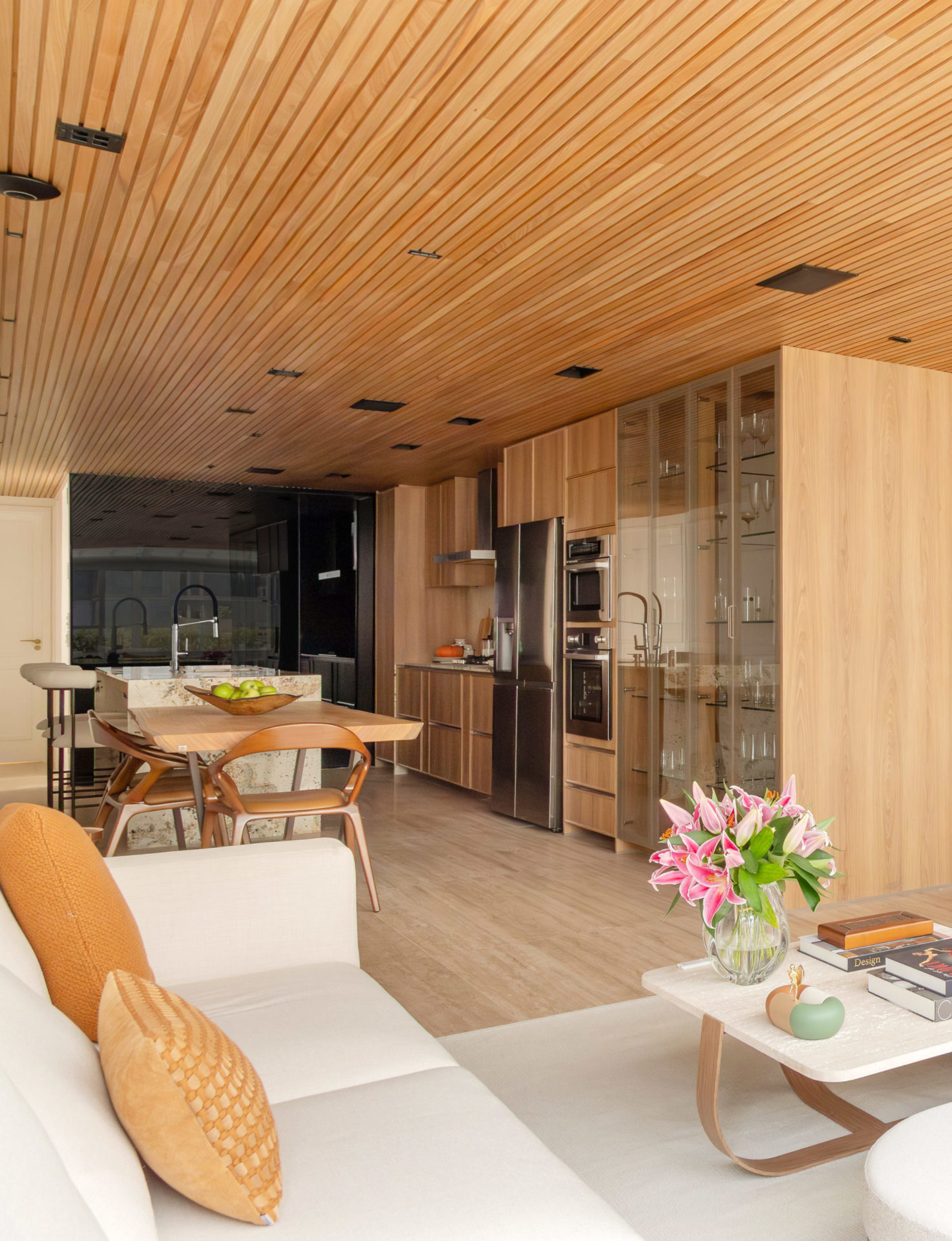 na foto sala de estar e cozinha