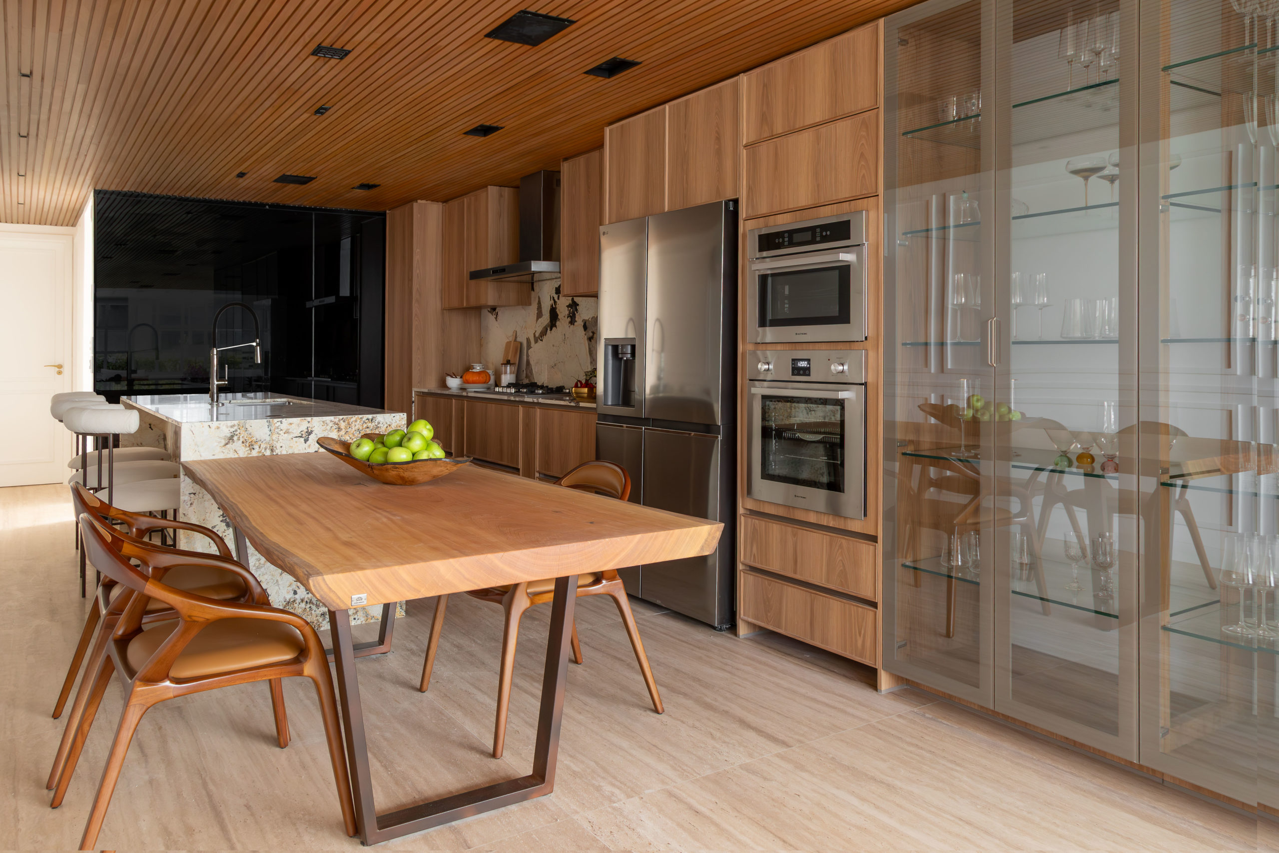 na foto cozinha com cristaleira