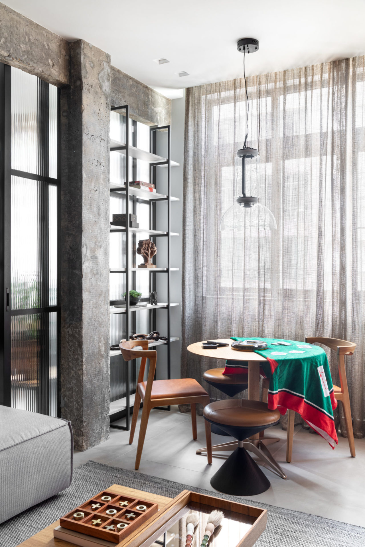 na foto loft com mesa para jogos