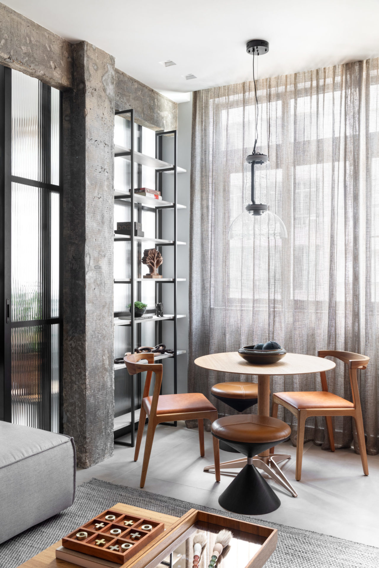 na foto mesa redonda de madeira em sala