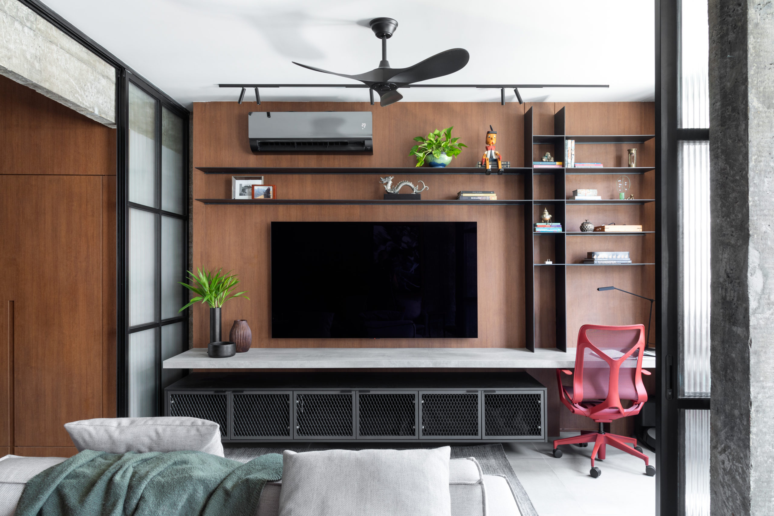 na foto loft com sala de tv e espaço para home office