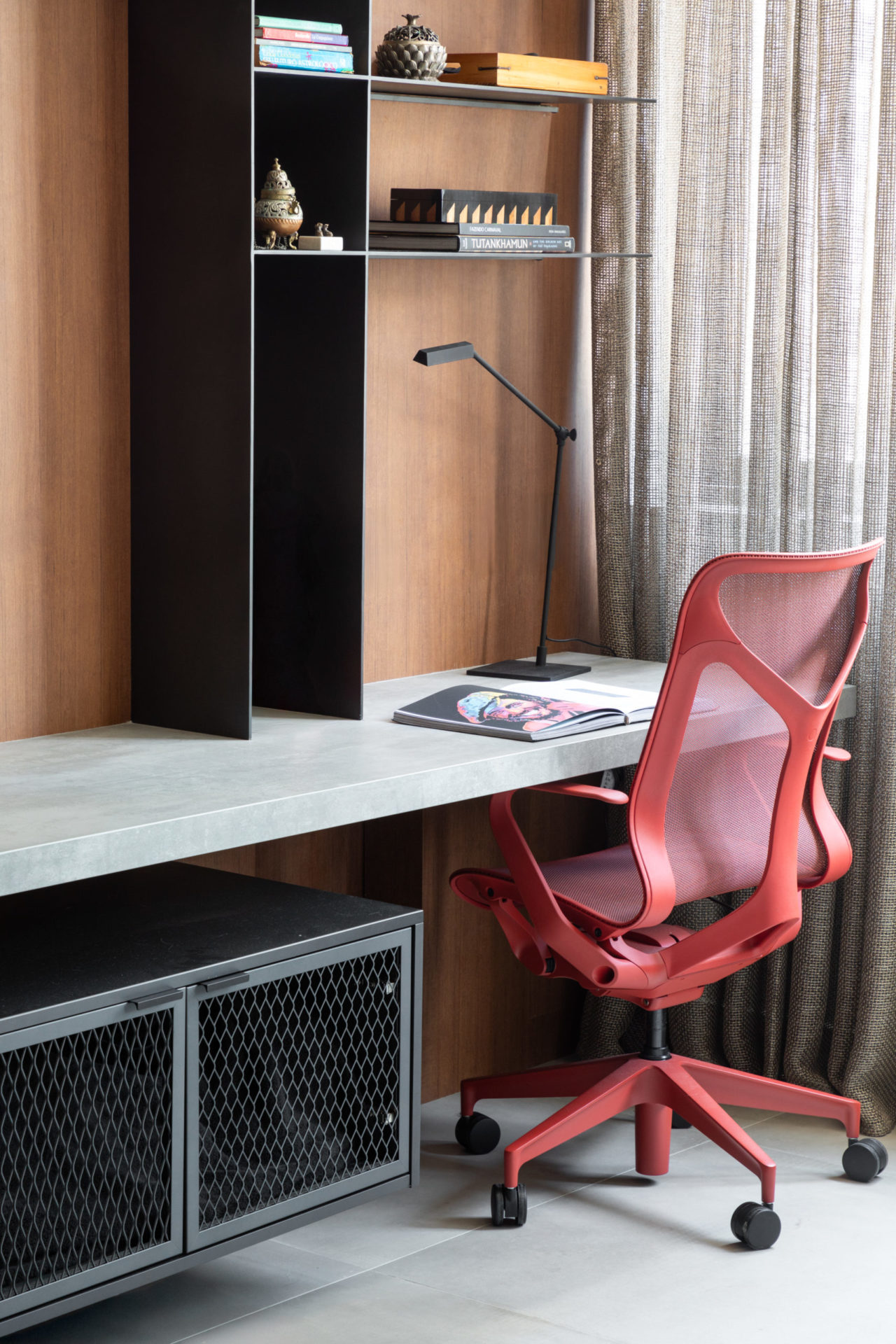 na foto espaço para escritório e cadeira vermelha