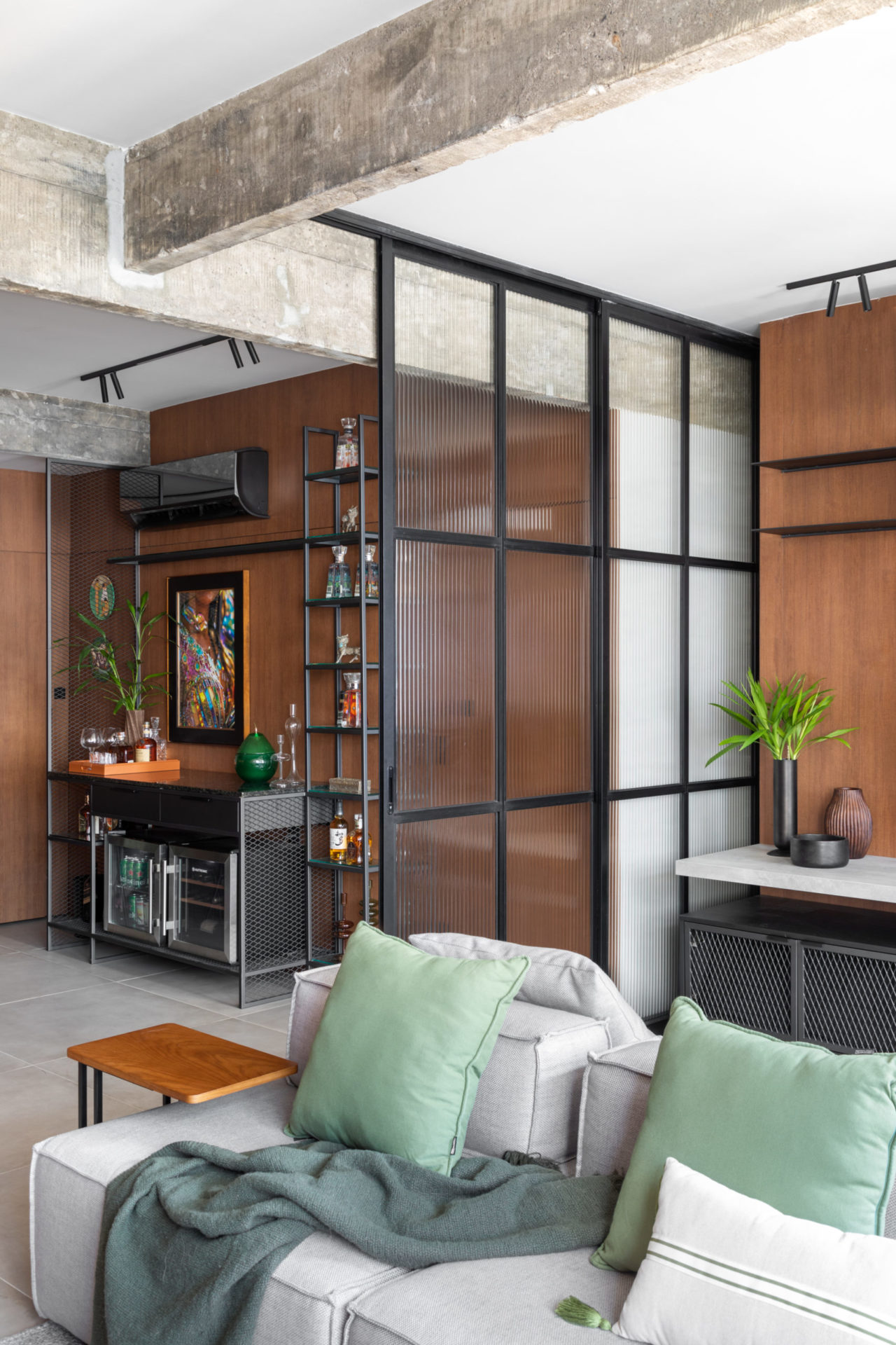 na foto loft com sala de estar e espaço para bar e estante